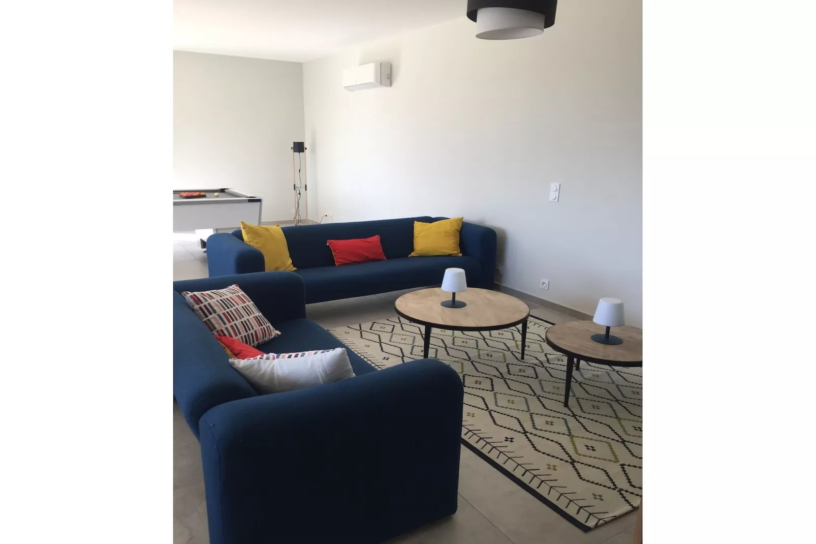 Belle maison avec piscine à débordement chauffée - Salon