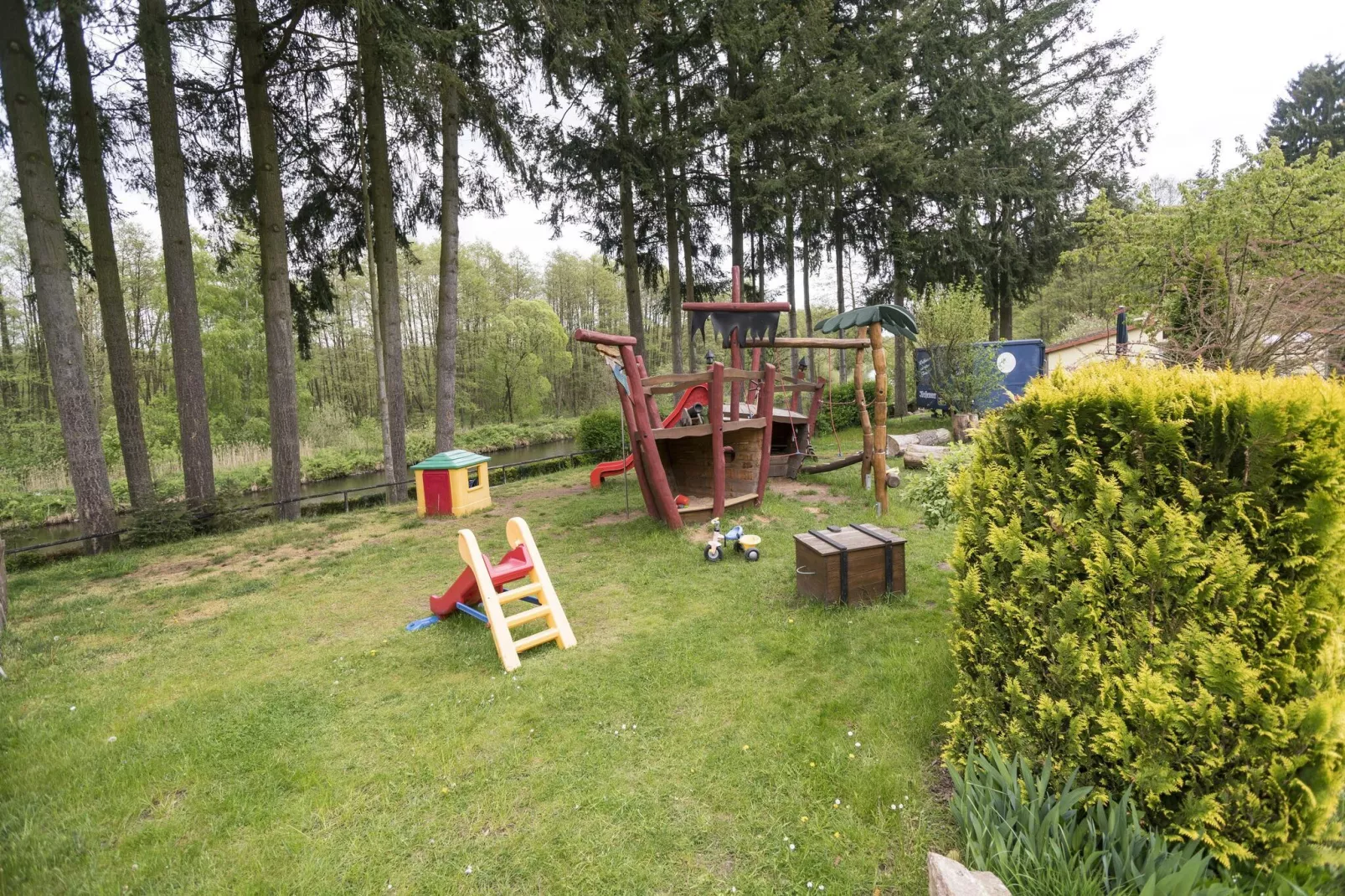 Ferienhaus Eldeblick 5 Personen direkt am Eldeufer in Parchim - Gardens in summer