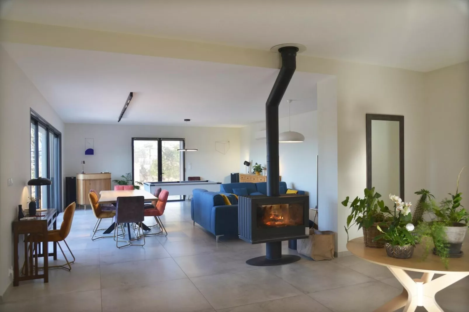 Belle maison avec piscine à débordement chauffée - Salle à manger