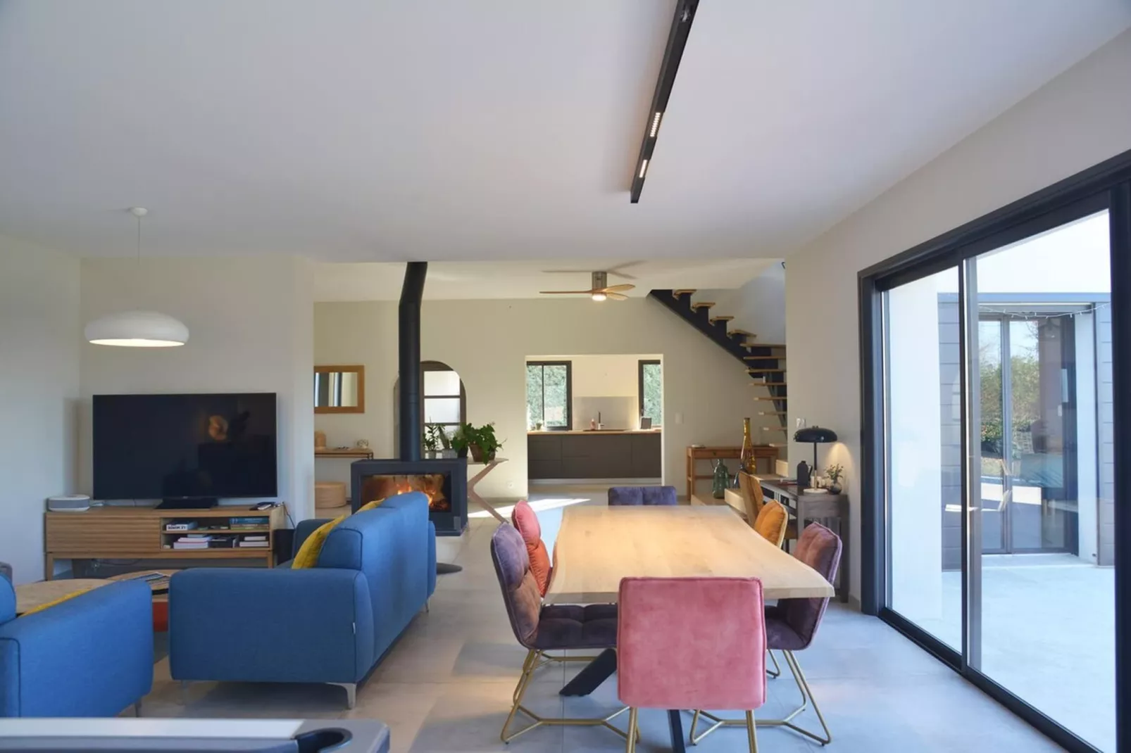 Belle maison avec piscine à débordement chauffée - Salle à manger