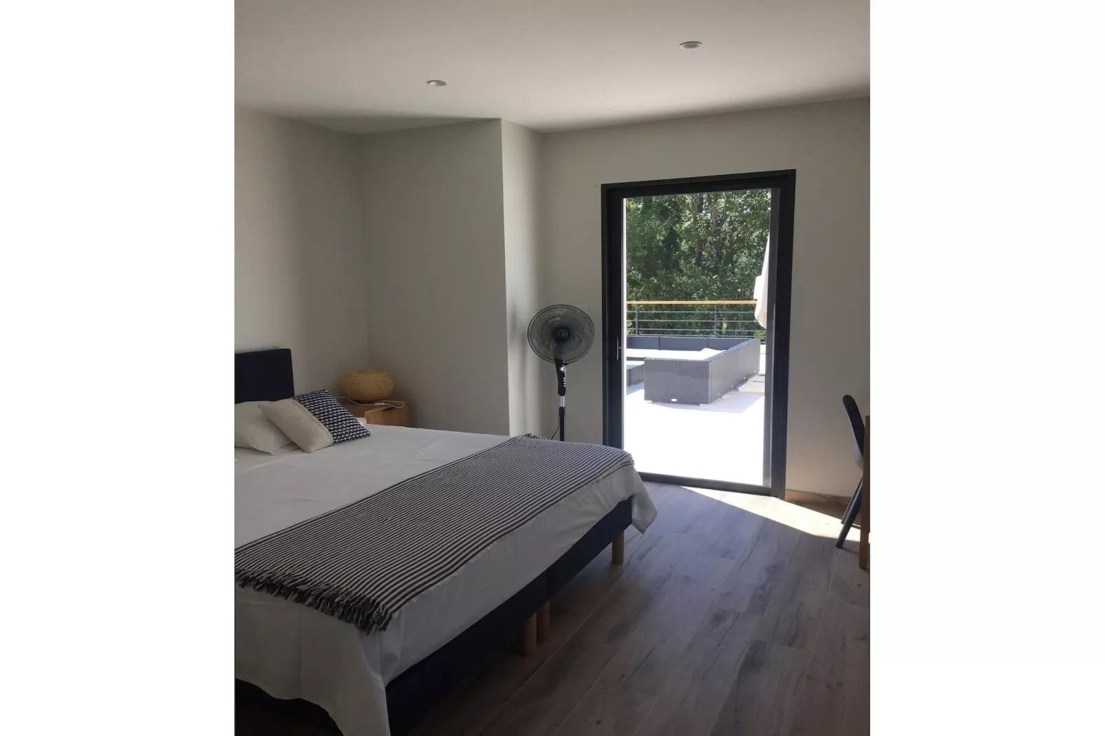 Belle maison avec piscine à débordement chauffée - Chambre