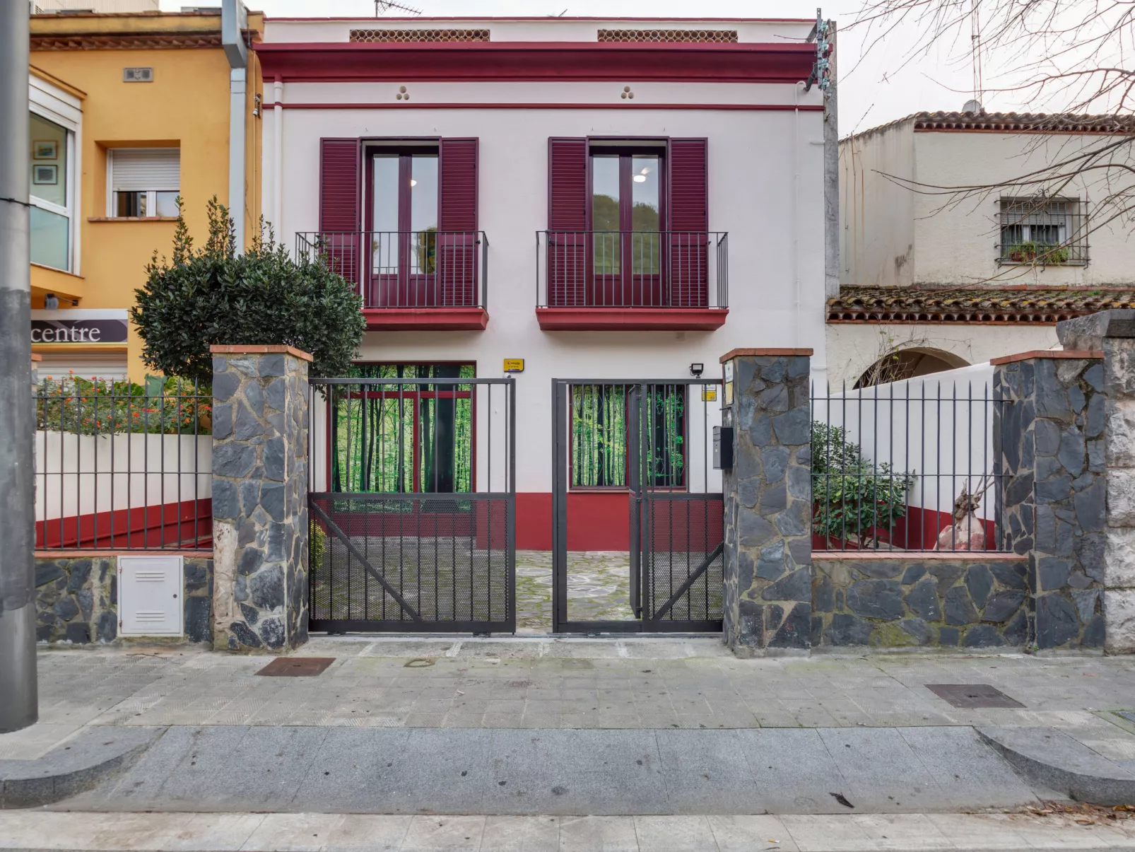 Bright & Artistic - Outside