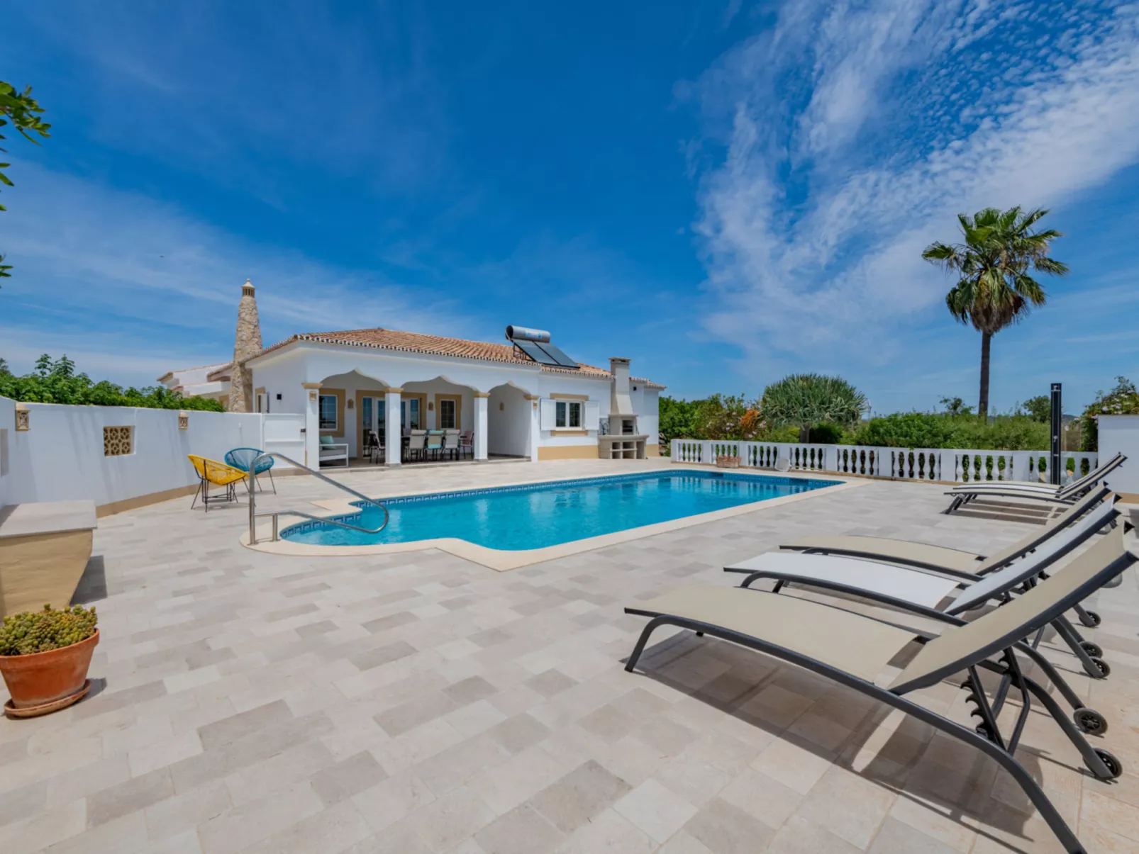 V4 Águia Vermelha - Outside