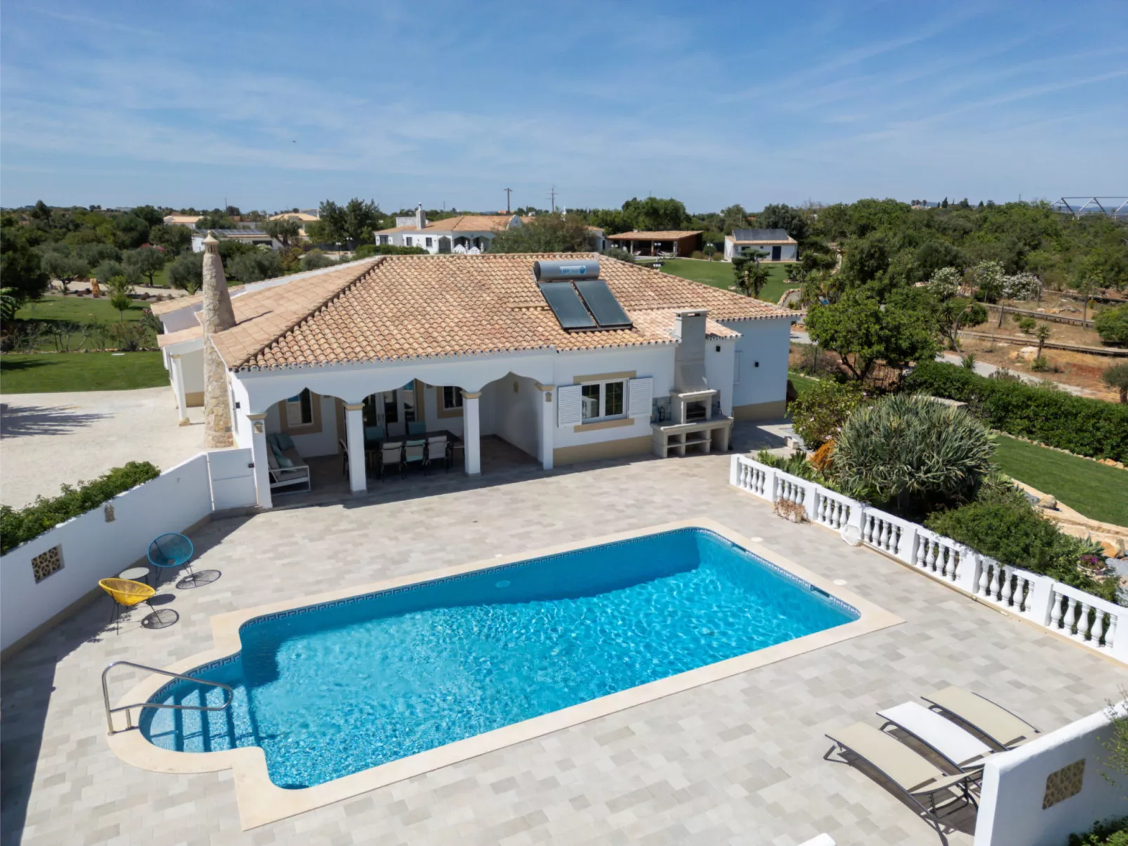 V4 Águia Vermelha - Outside