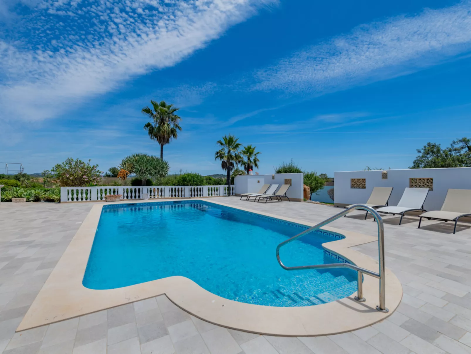 V4 Águia Vermelha - Outside