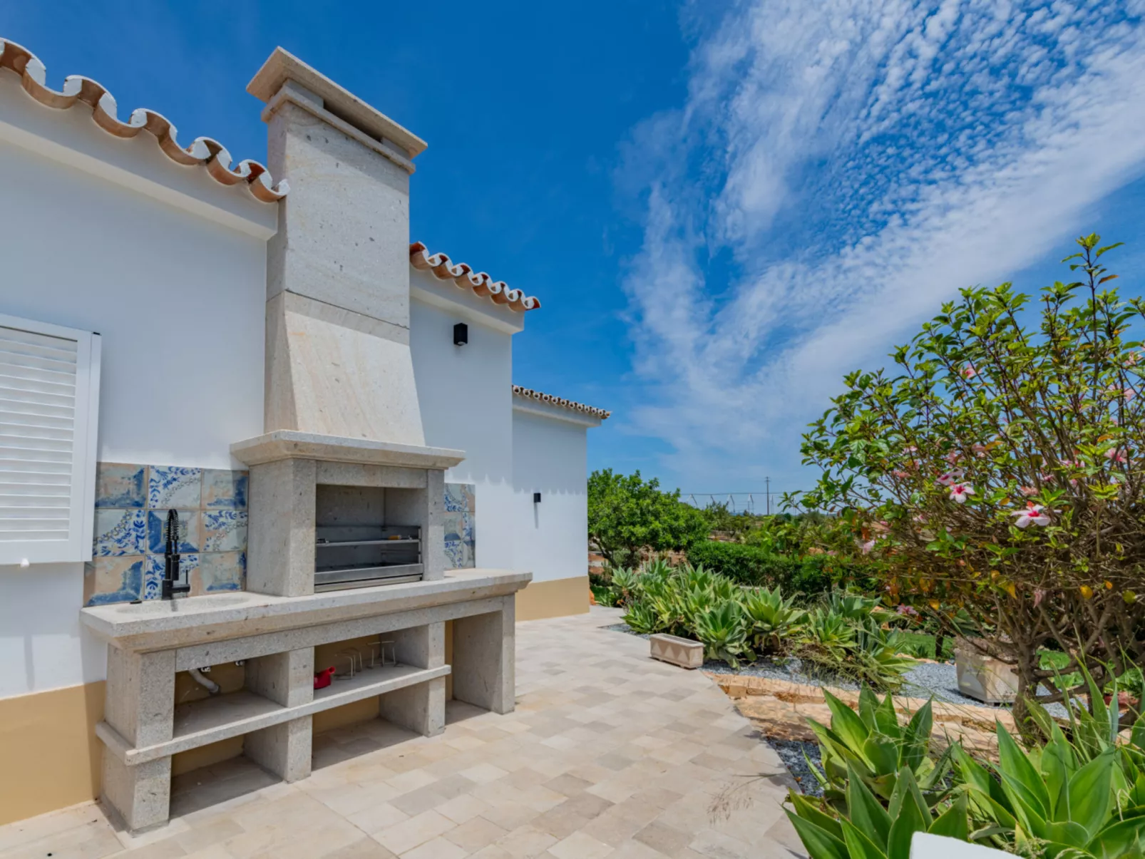 V4 Águia Vermelha - Outside