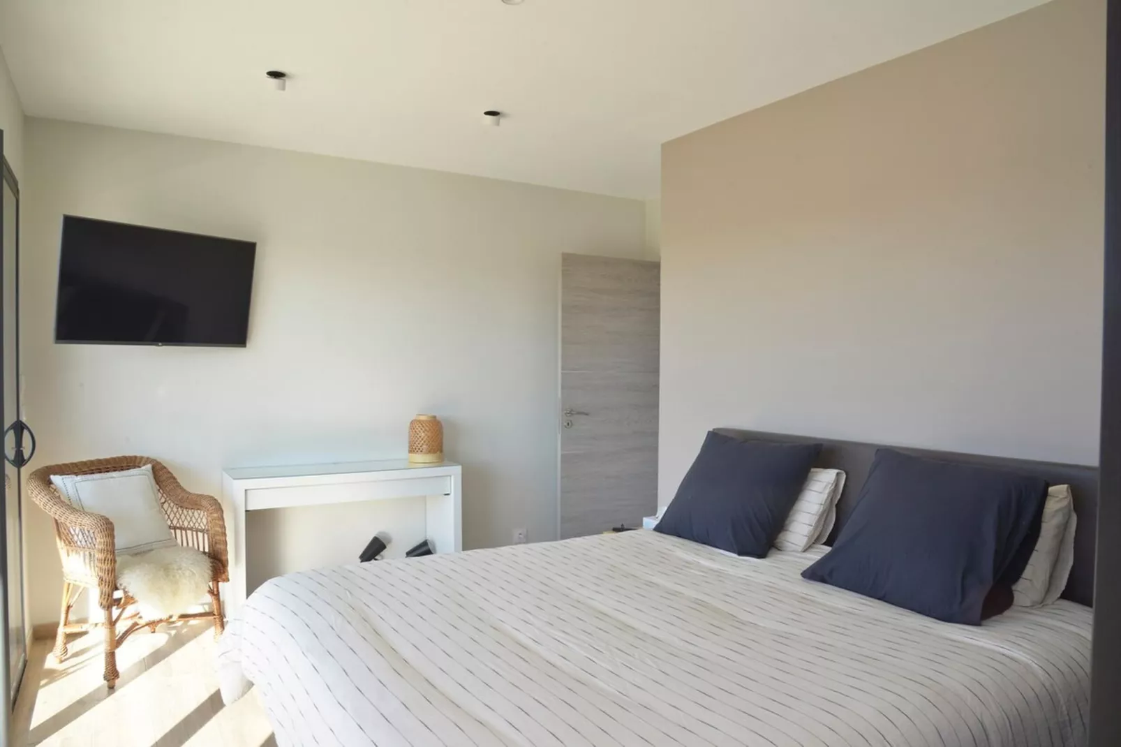 Belle maison avec piscine à débordement chauffée - Chambre