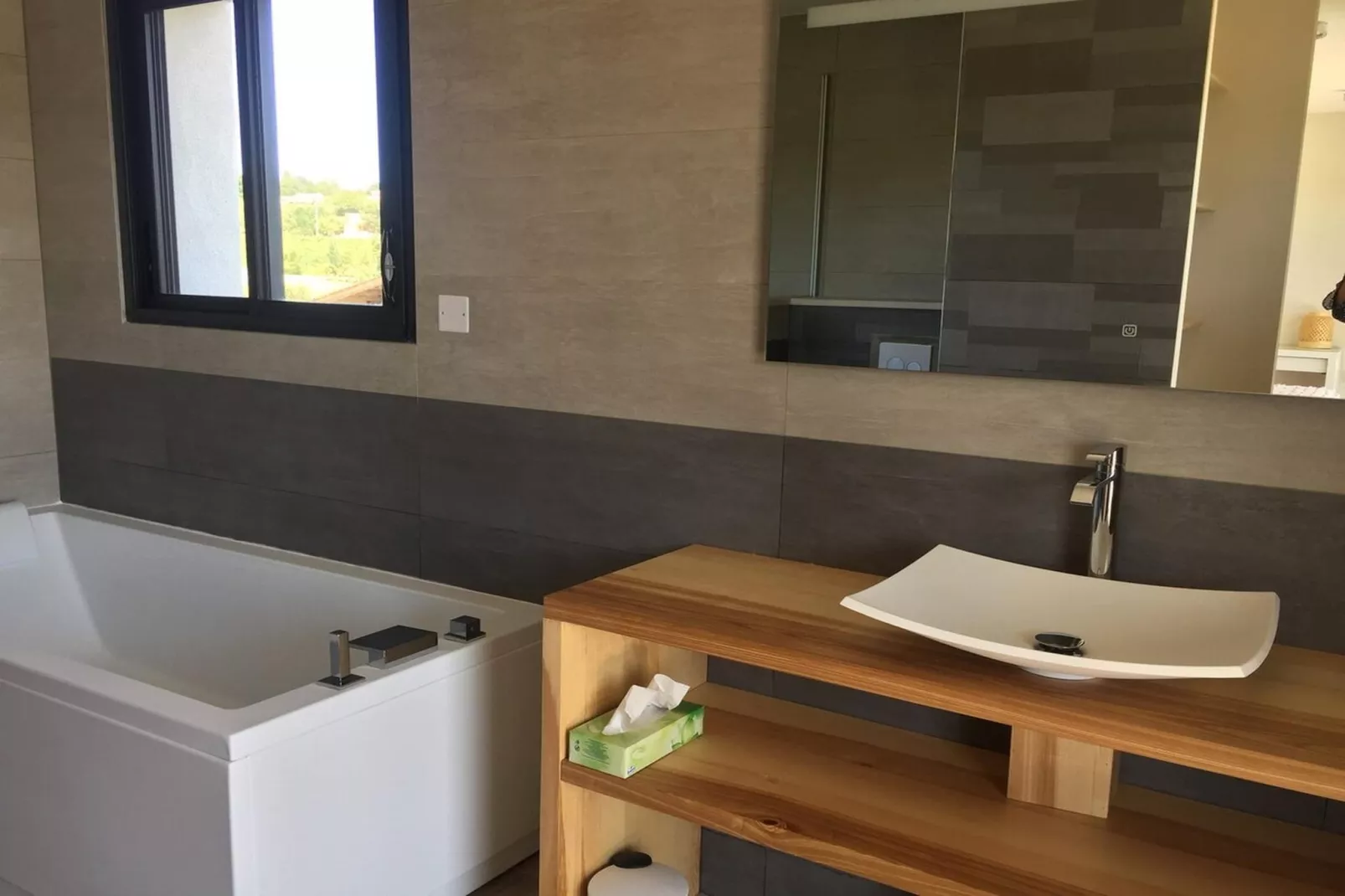 Belle maison avec piscine à débordement chauffée - Salle de bain