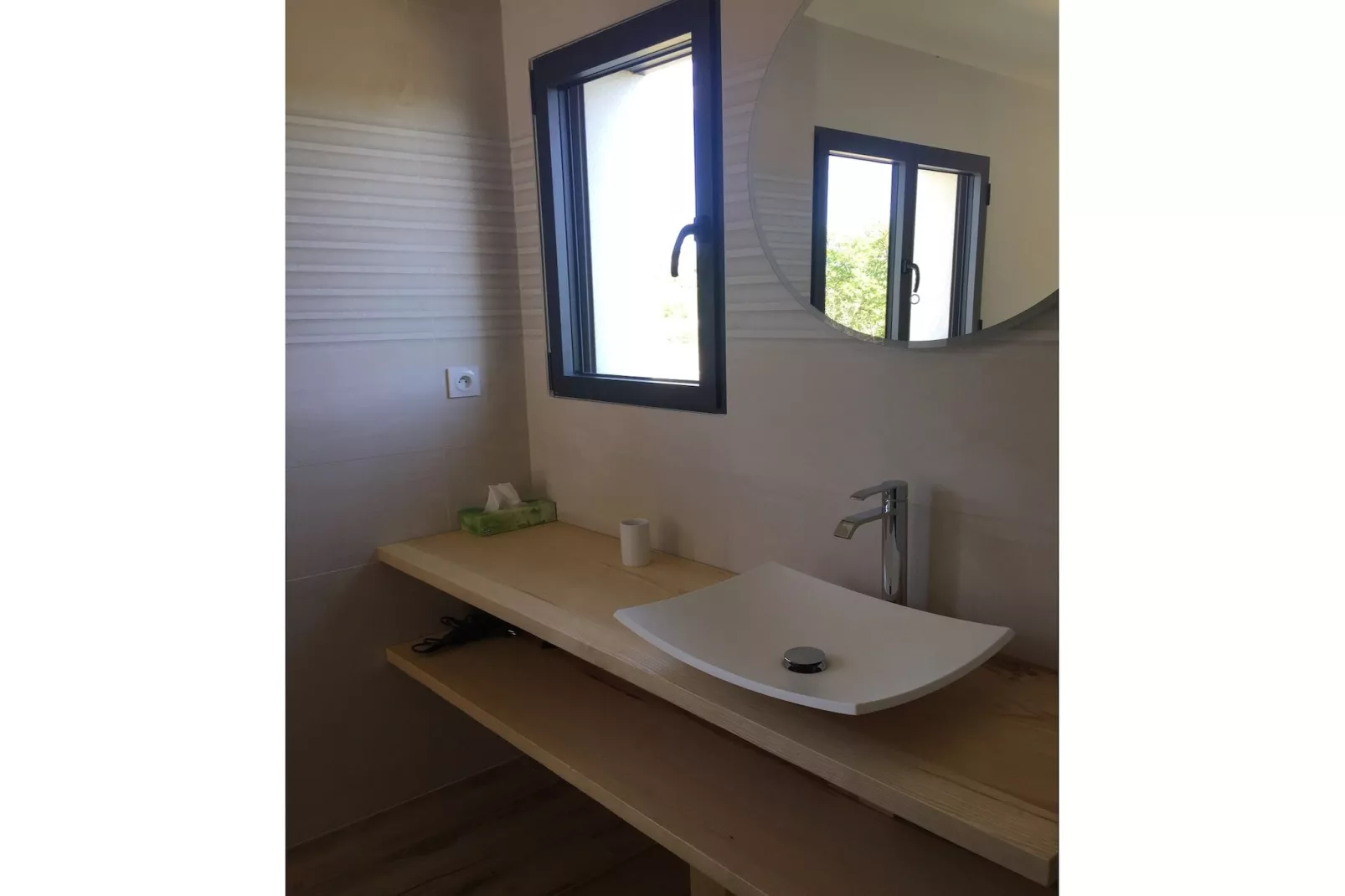 Belle maison avec piscine à débordement chauffée - Salle de bain