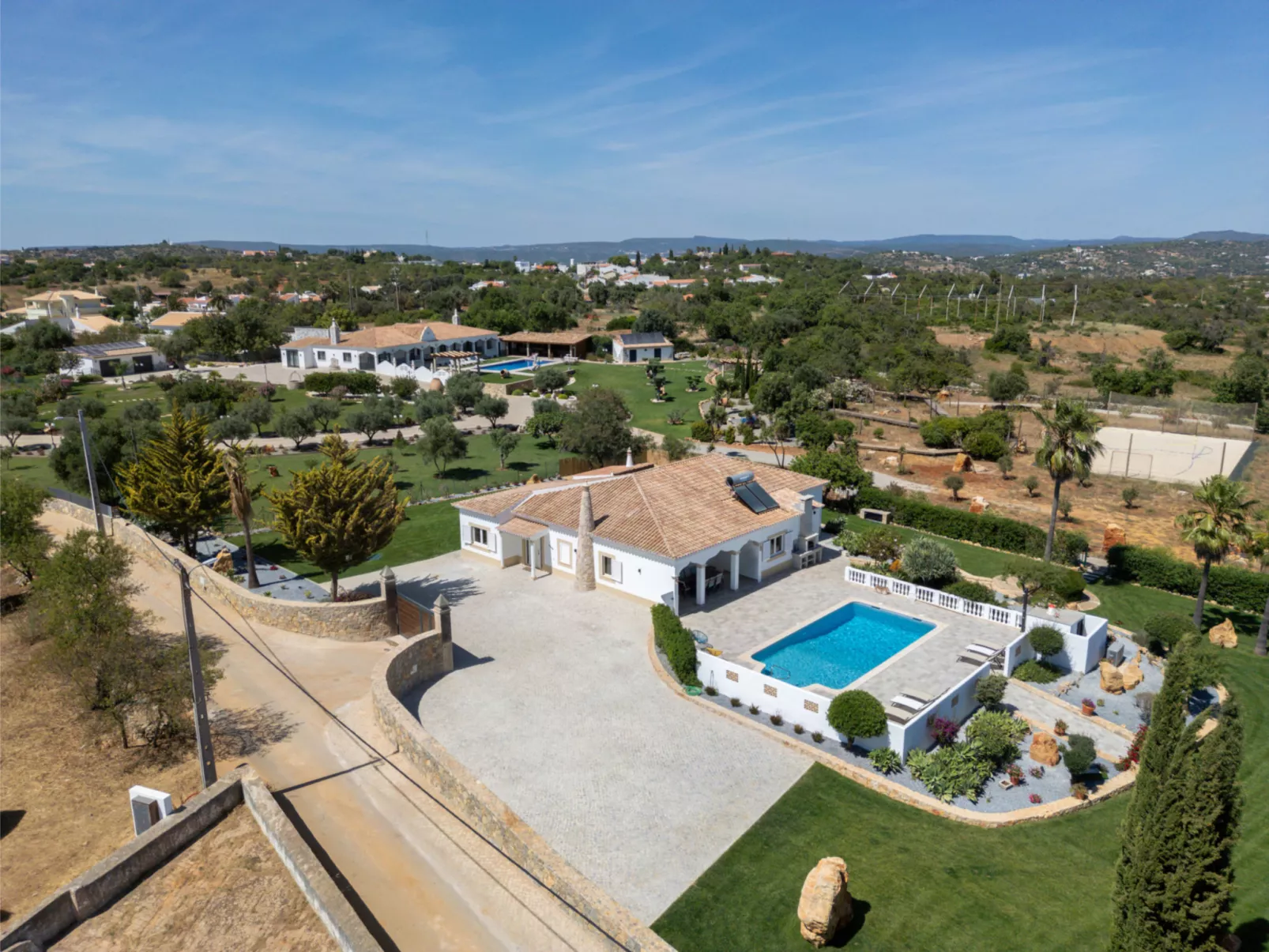 V4 Águia Vermelha - Outside