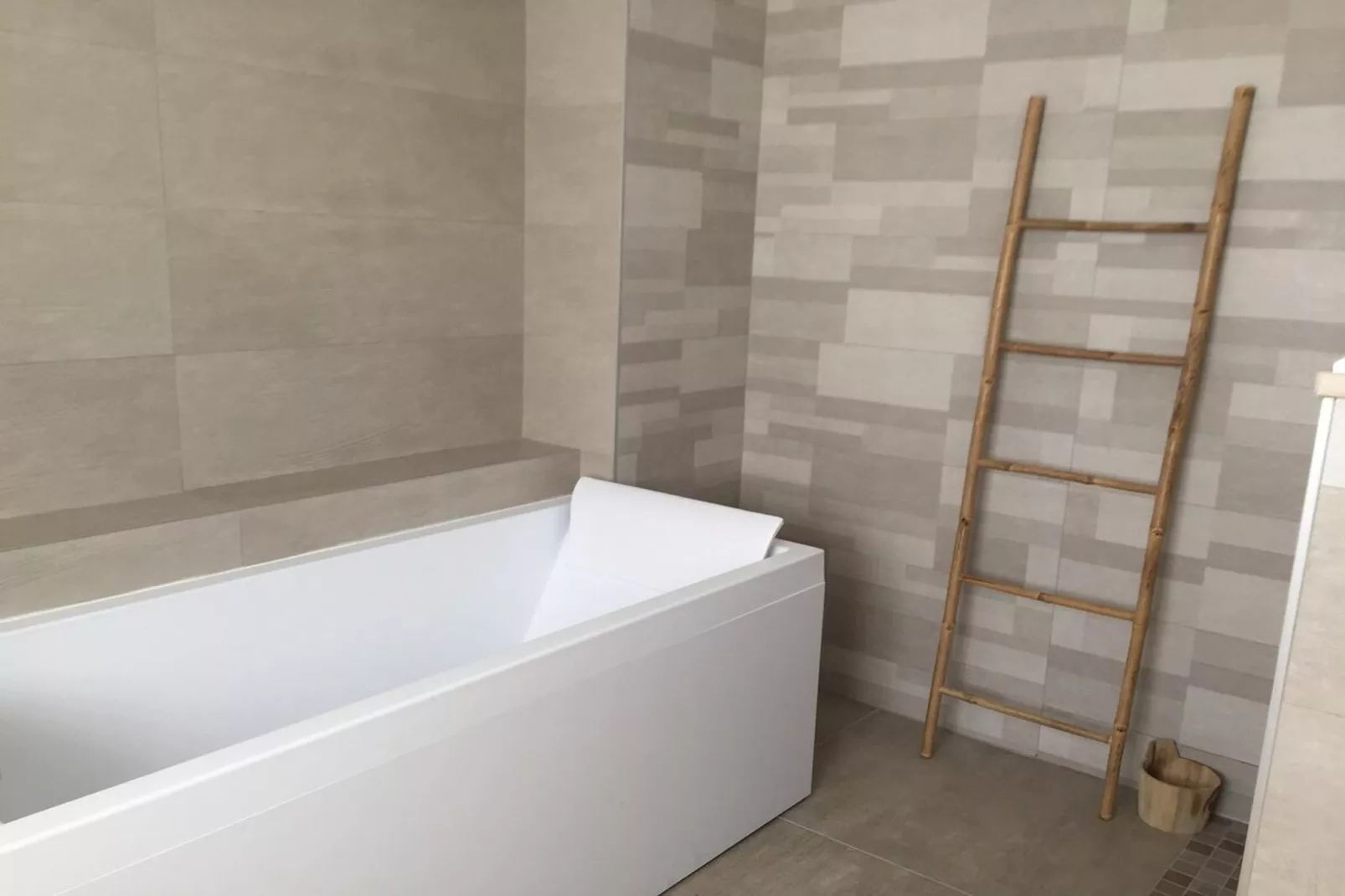 Belle maison avec piscine à débordement chauffée - Salle de bain