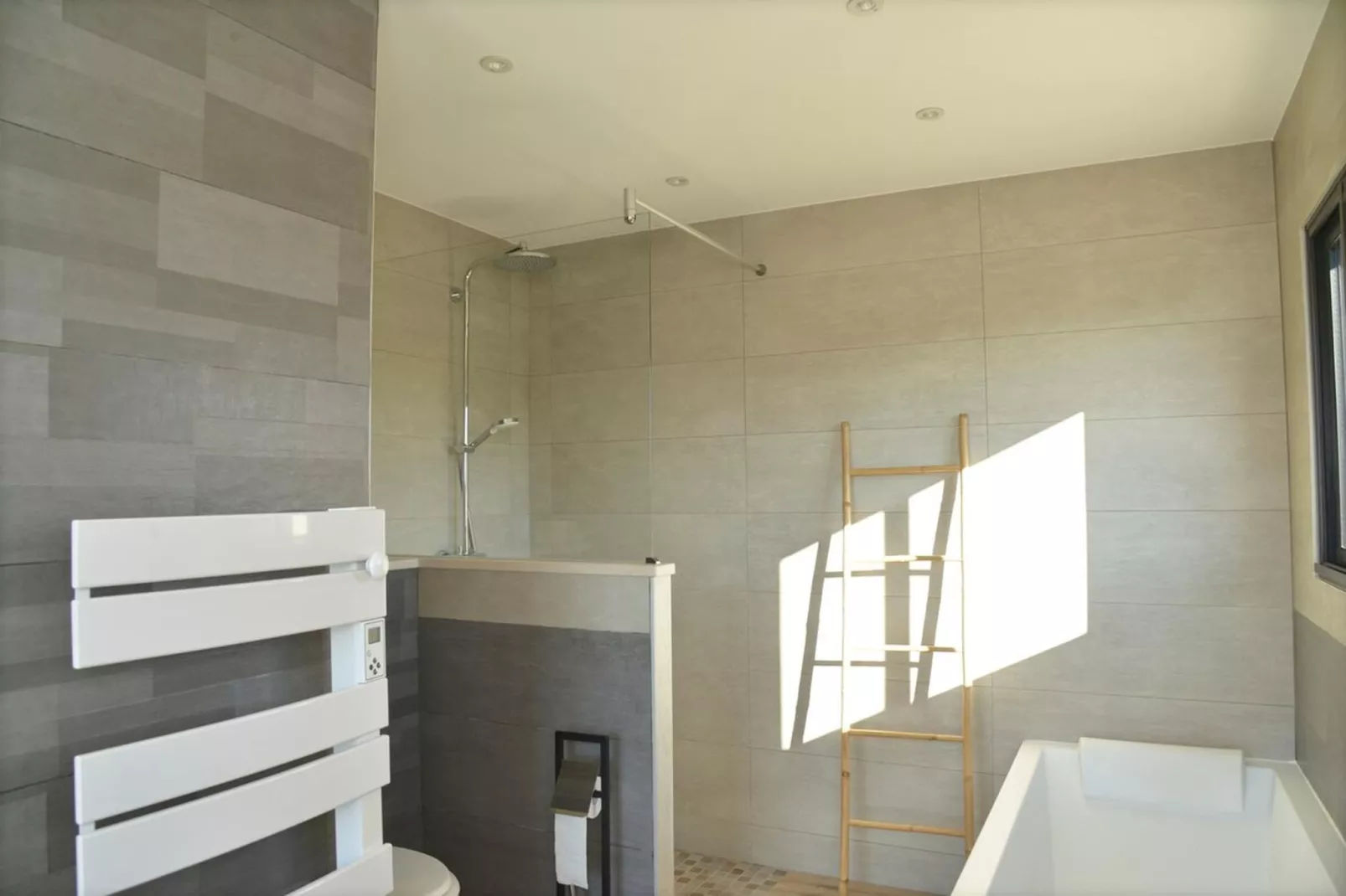 Belle maison avec piscine à débordement chauffée - Salle de bain