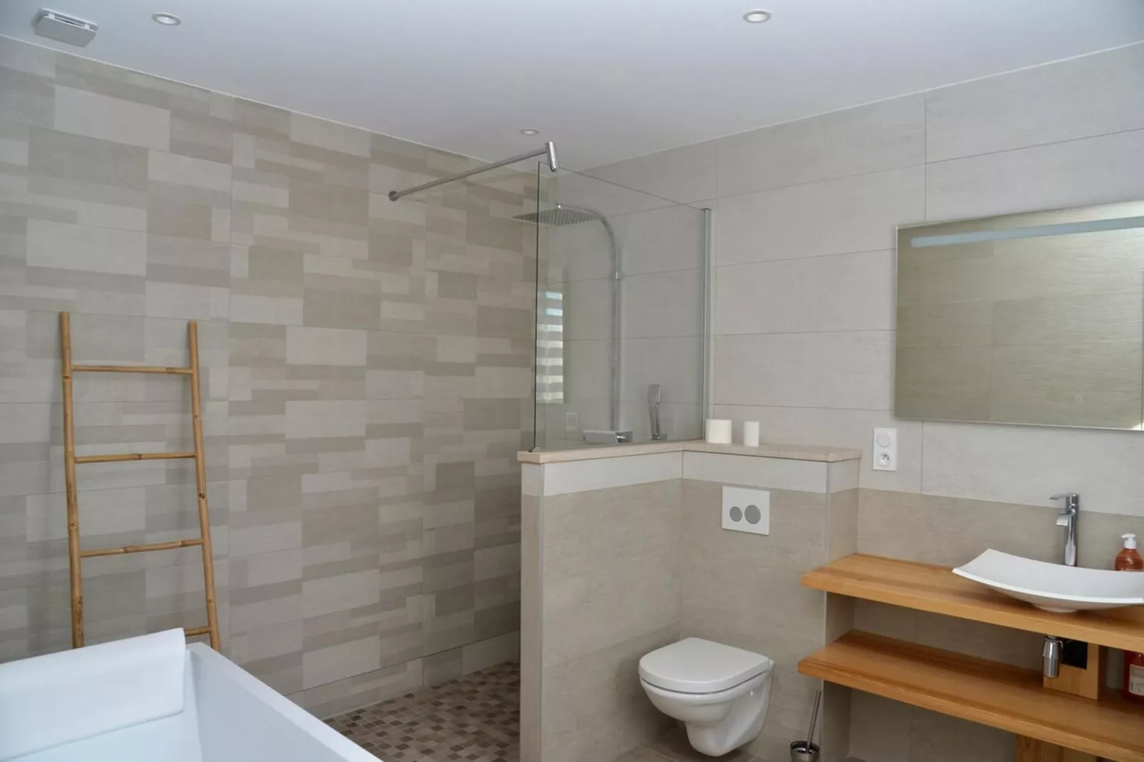 Belle maison avec piscine à débordement chauffée - Salle de bain