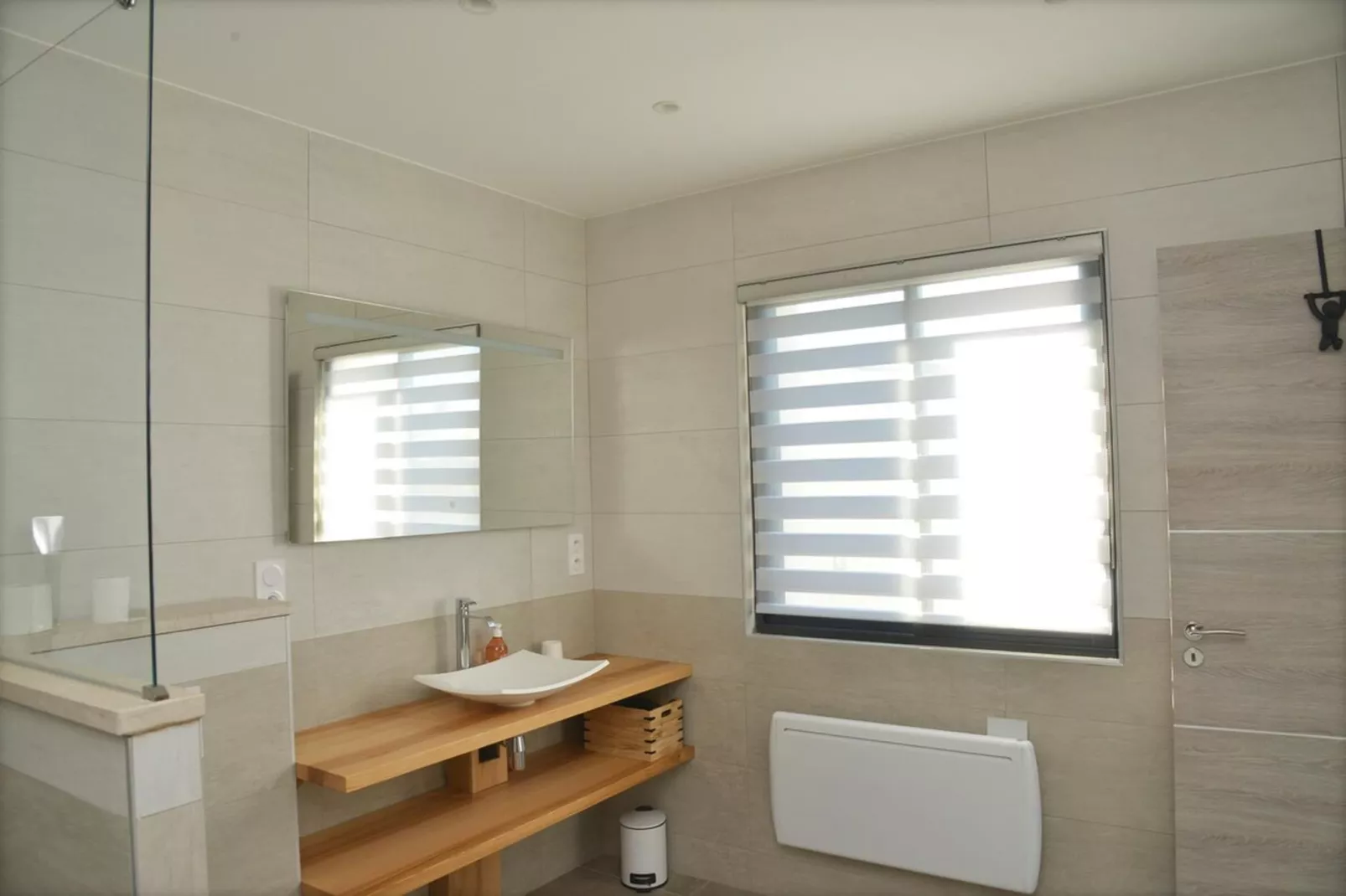 Belle maison avec piscine à débordement chauffée - Salle de bain