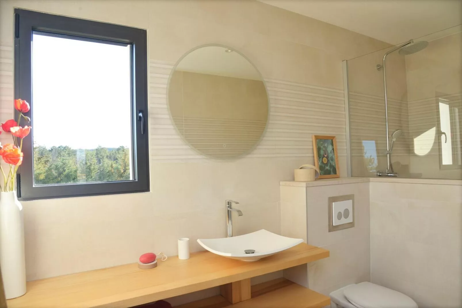 Belle maison avec piscine à débordement chauffée - Salle de bain