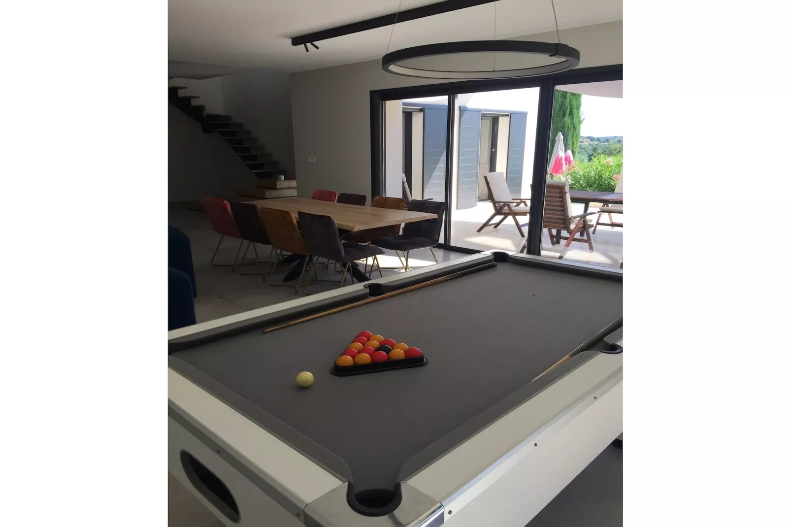 Belle maison avec piscine à débordement chauffée - équipements