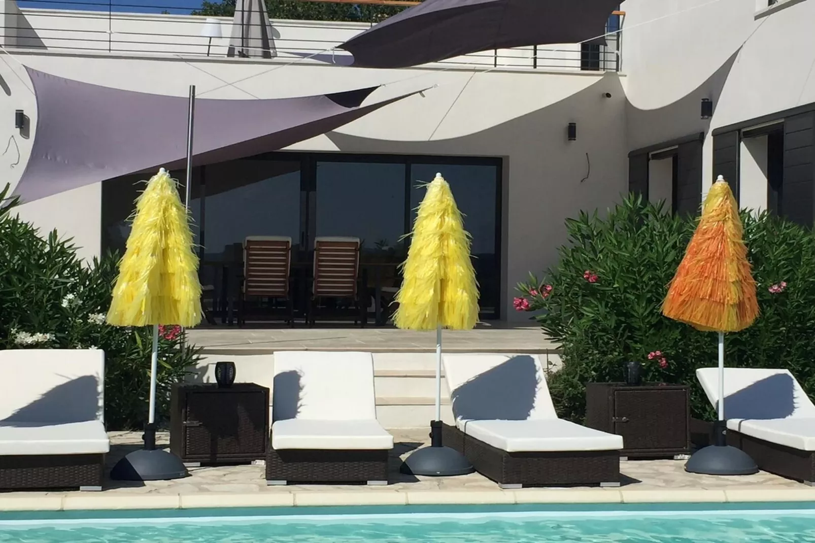 Belle maison avec piscine à débordement chauffée - équipements