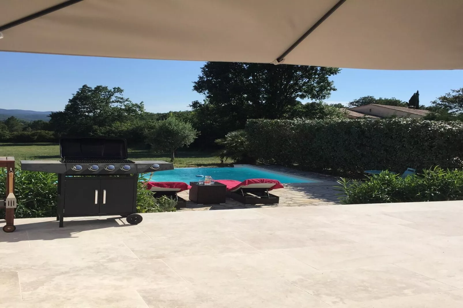 Belle maison avec piscine à débordement chauffée - équipements