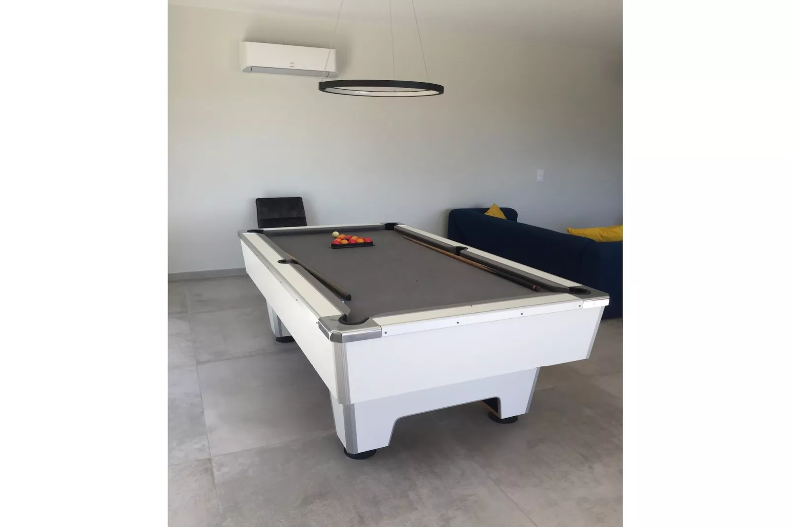 Belle maison avec piscine à débordement chauffée - équipements