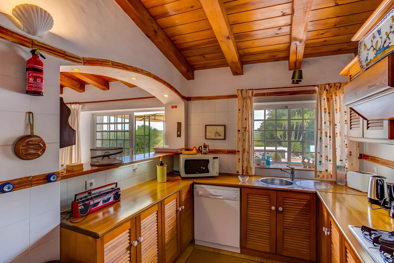 Jacarandá Apartment in Quinta Velha by GT House