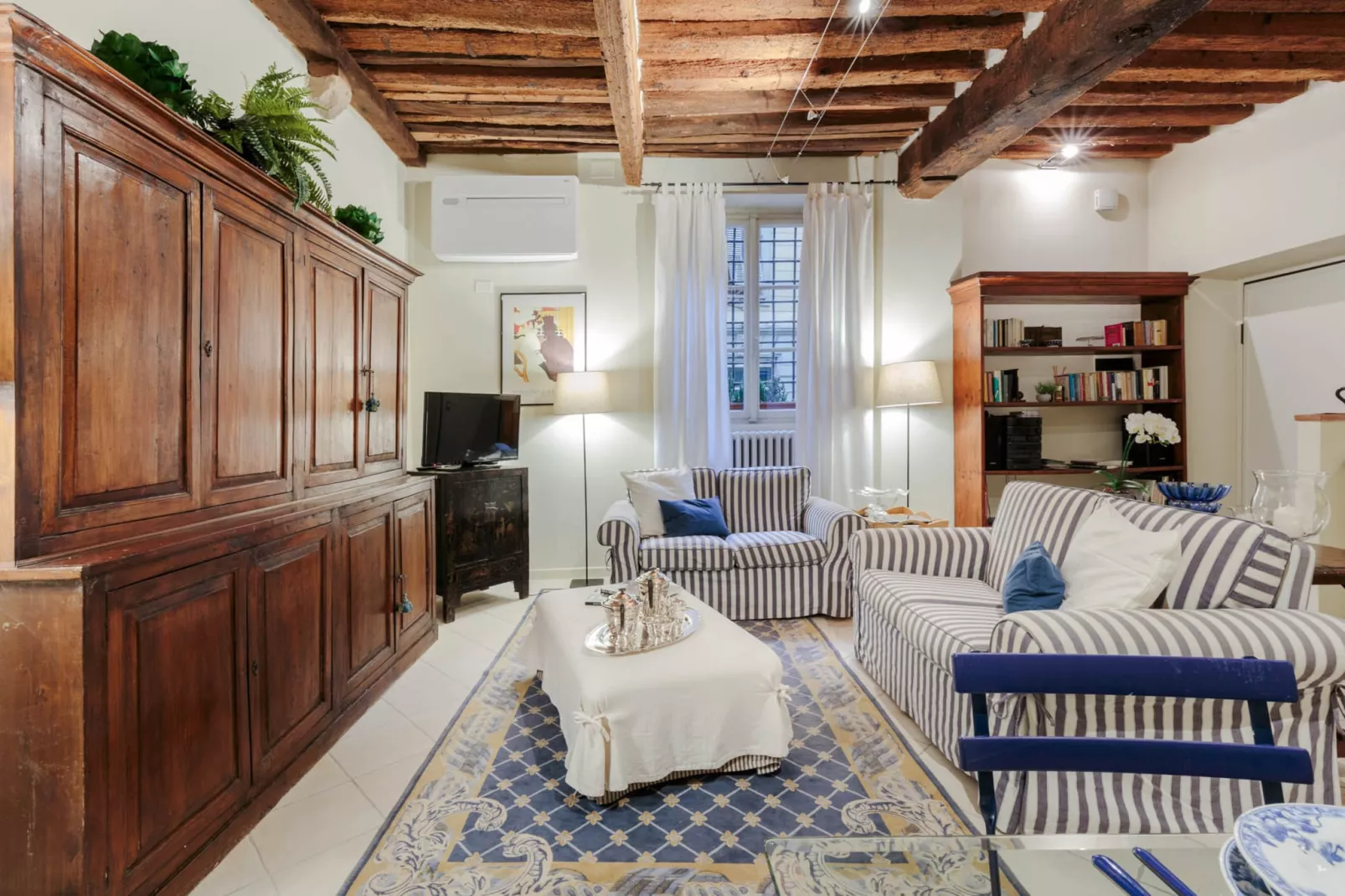 The 1400's Apartment - Wohnzimmer