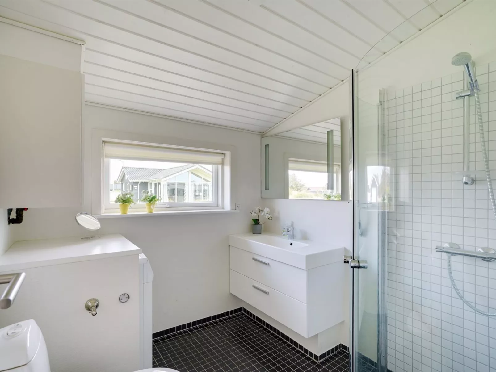 "Dreng" - 800m from the sea - Drinnen