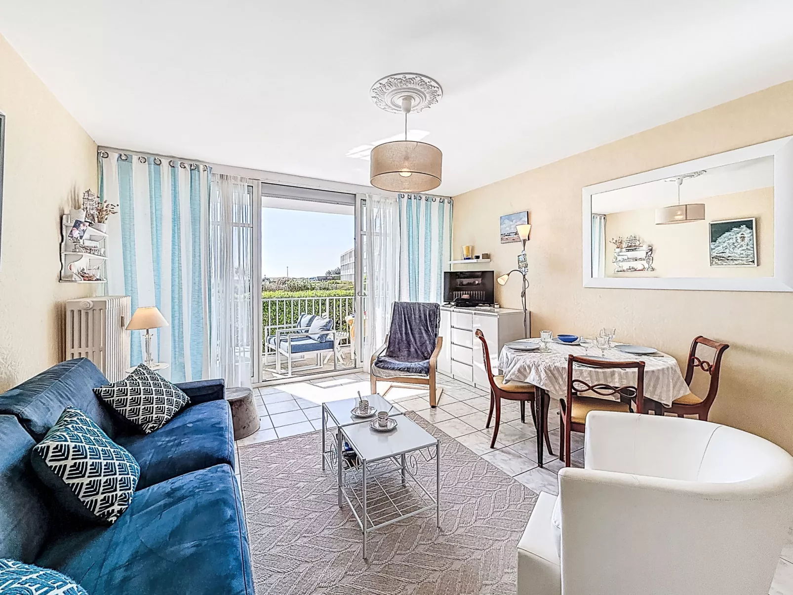 Les Trois Iles - Dedans