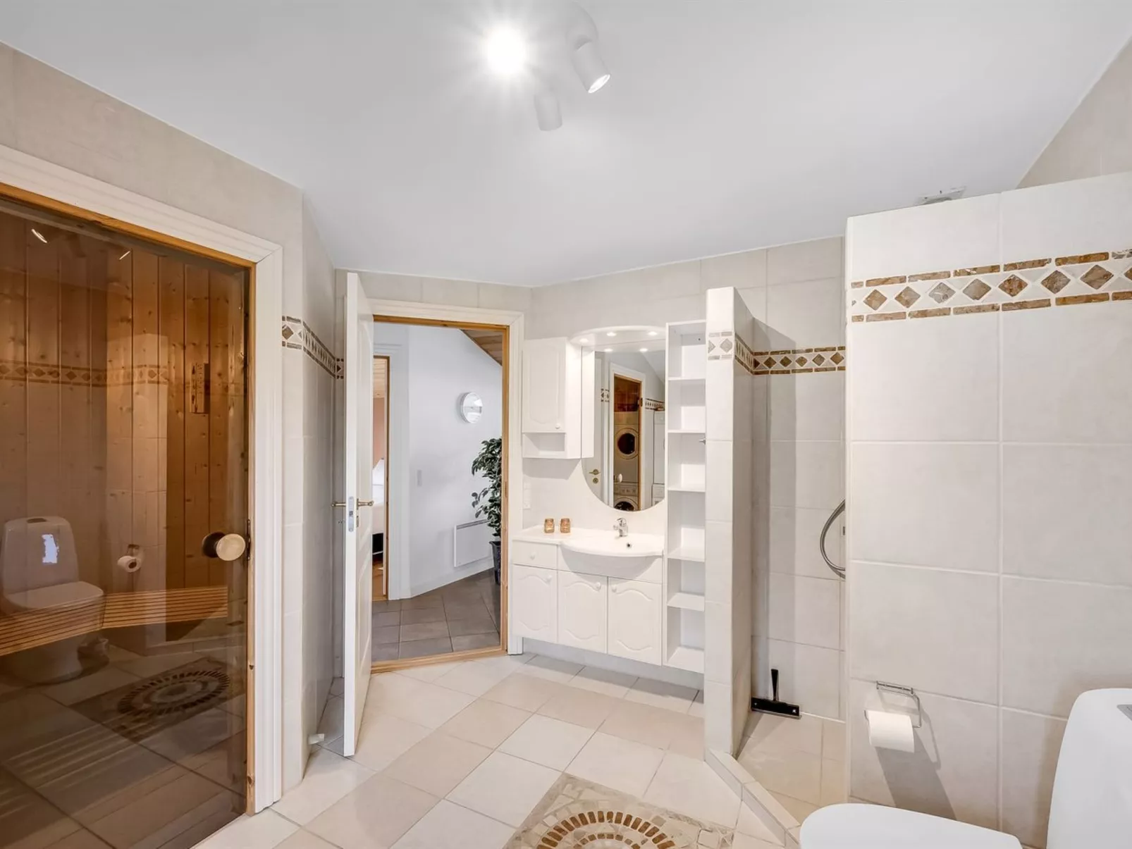 "Ingbritt" - 700m to the fjord - Drinnen