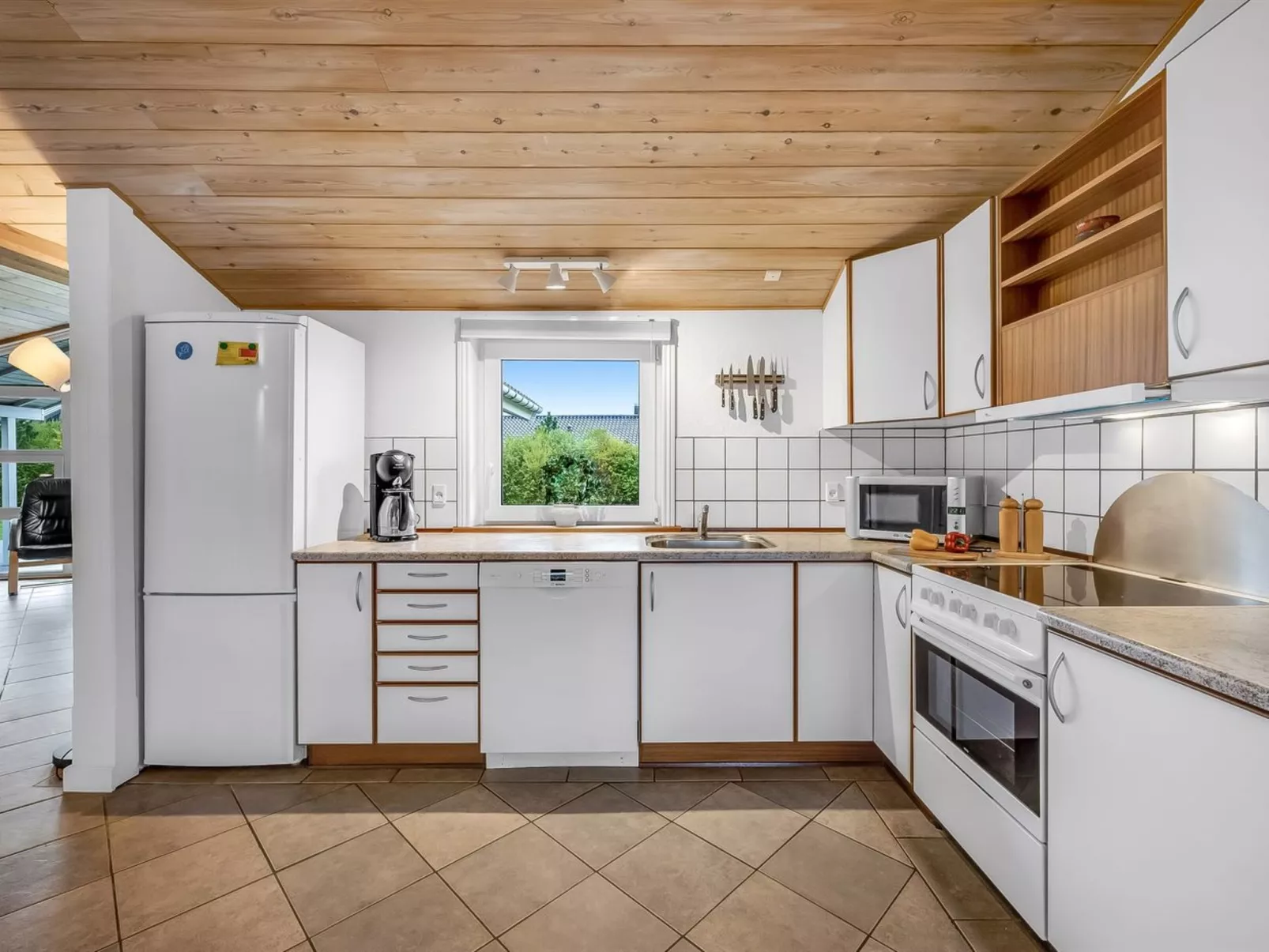 "Ingbritt" - 700m to the fjord - Drinnen