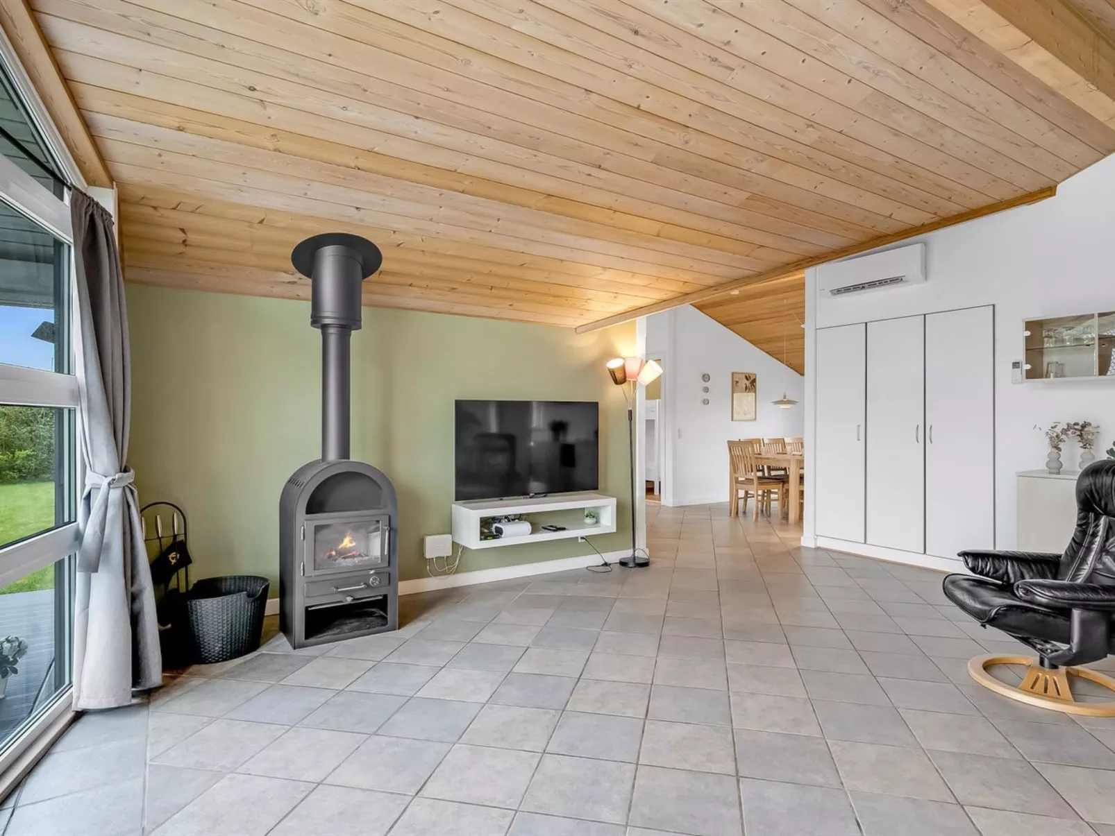 "Ingbritt" - 700m to the fjord - Drinnen