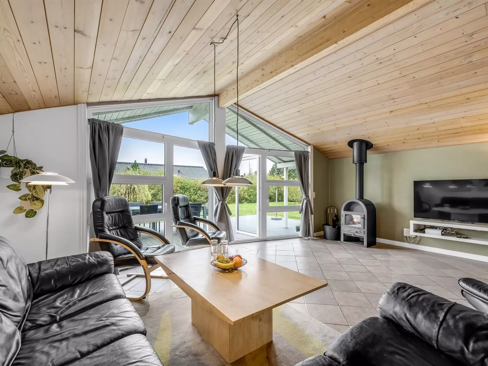 "Ingbritt" - 700m to the fjord - Drinnen