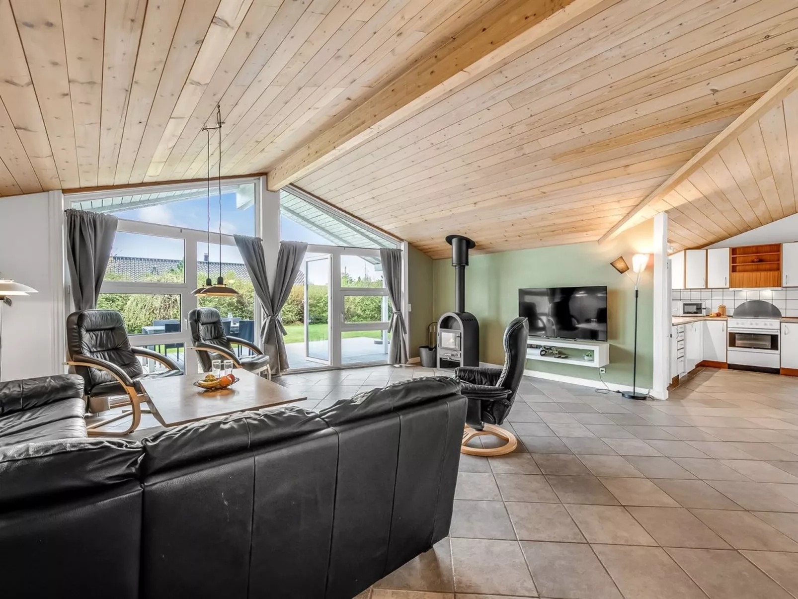 "Ingbritt" - 700m to the fjord - Drinnen