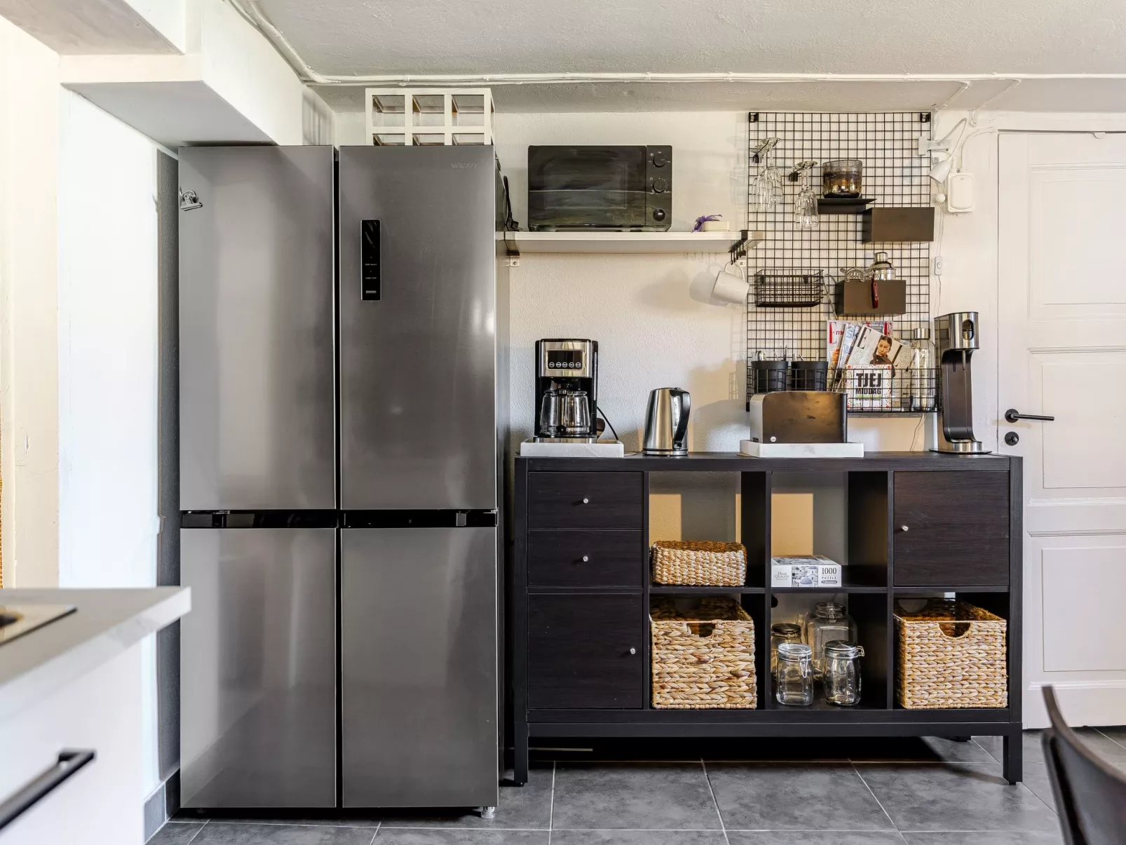 Vårhemsplatsen - Inside