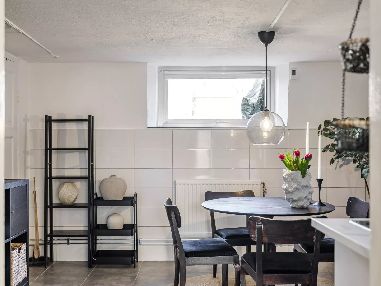 Vårhemsplatsen - Inside