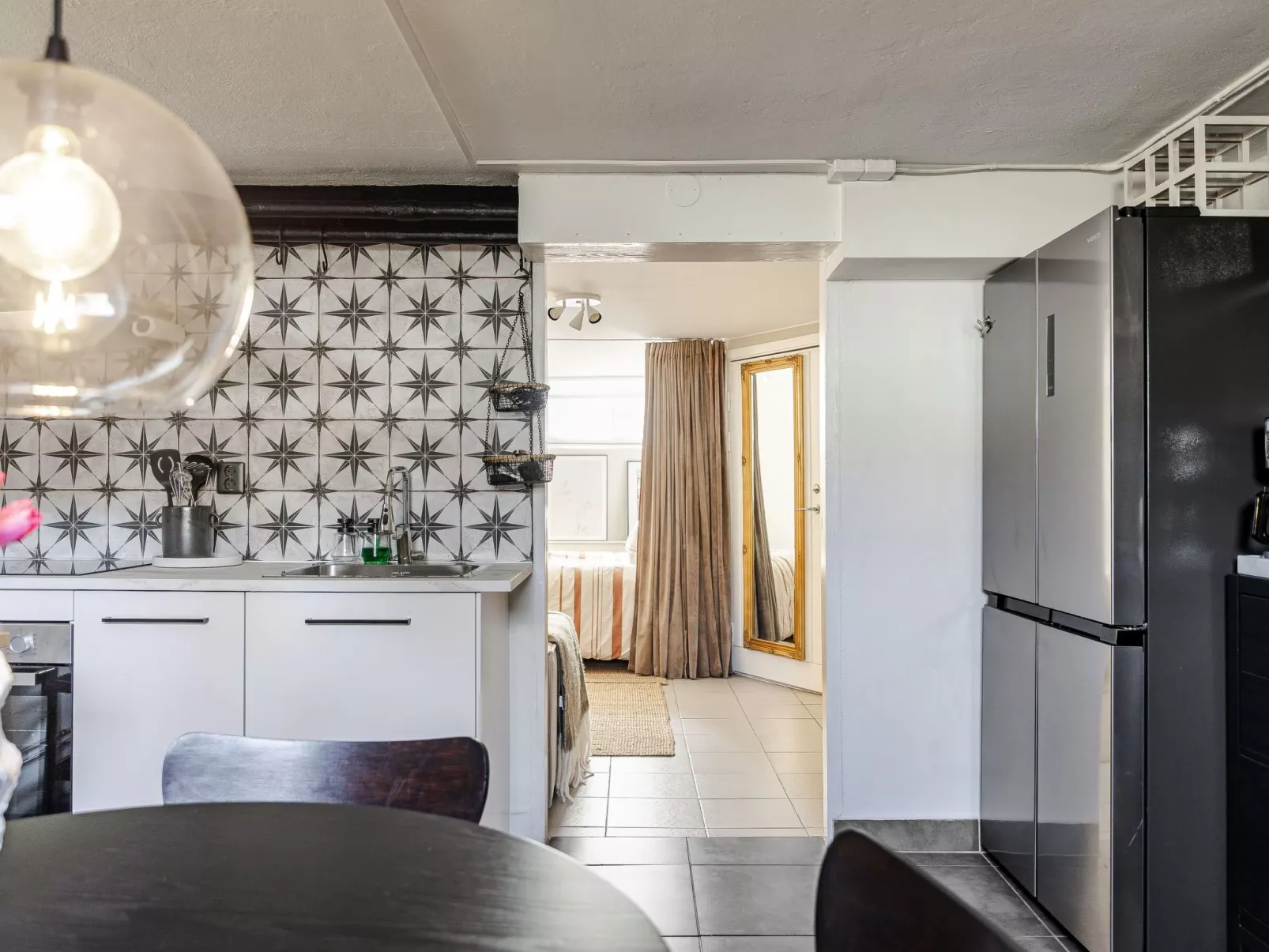 Vårhemsplatsen - Inside