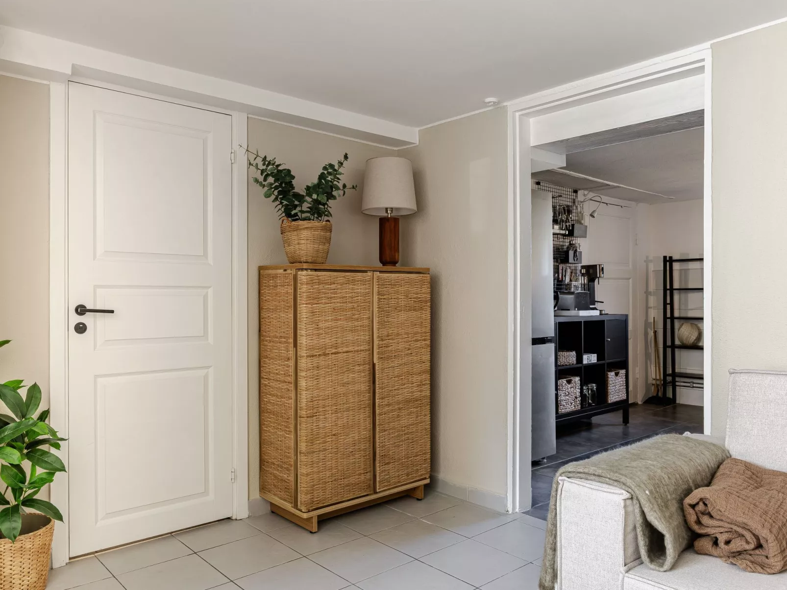 Vårhemsplatsen - Inside