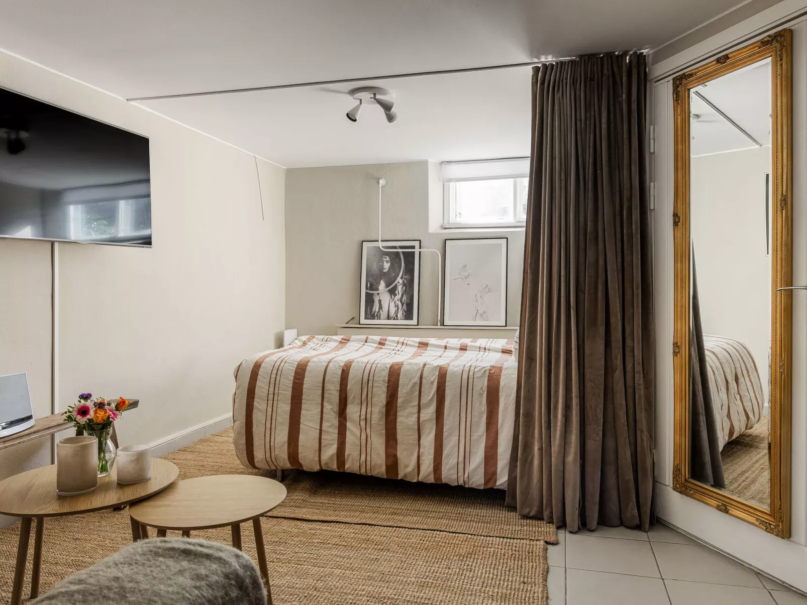 Vårhemsplatsen - Inside