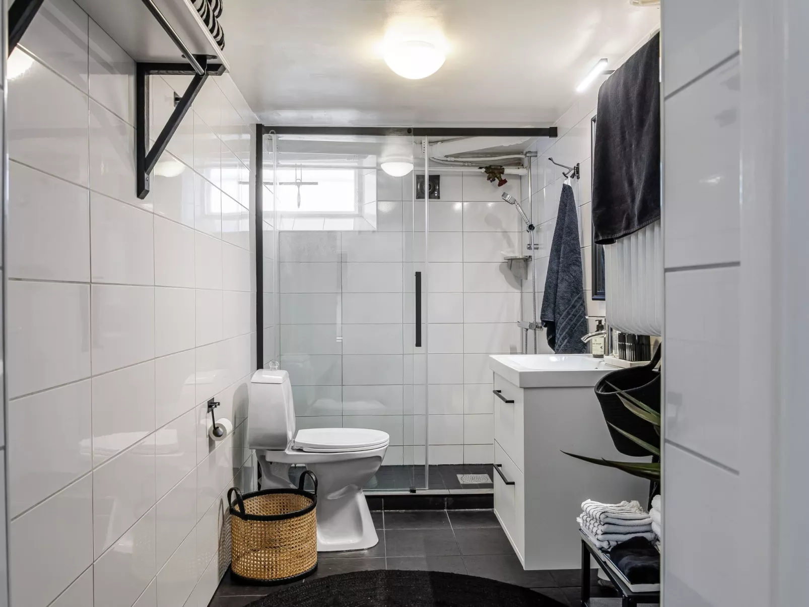 Vårhemsplatsen - Inside