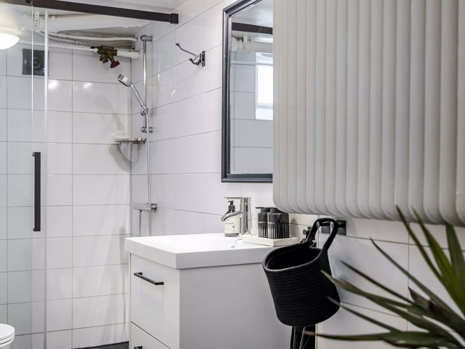 Vårhemsplatsen - Inside