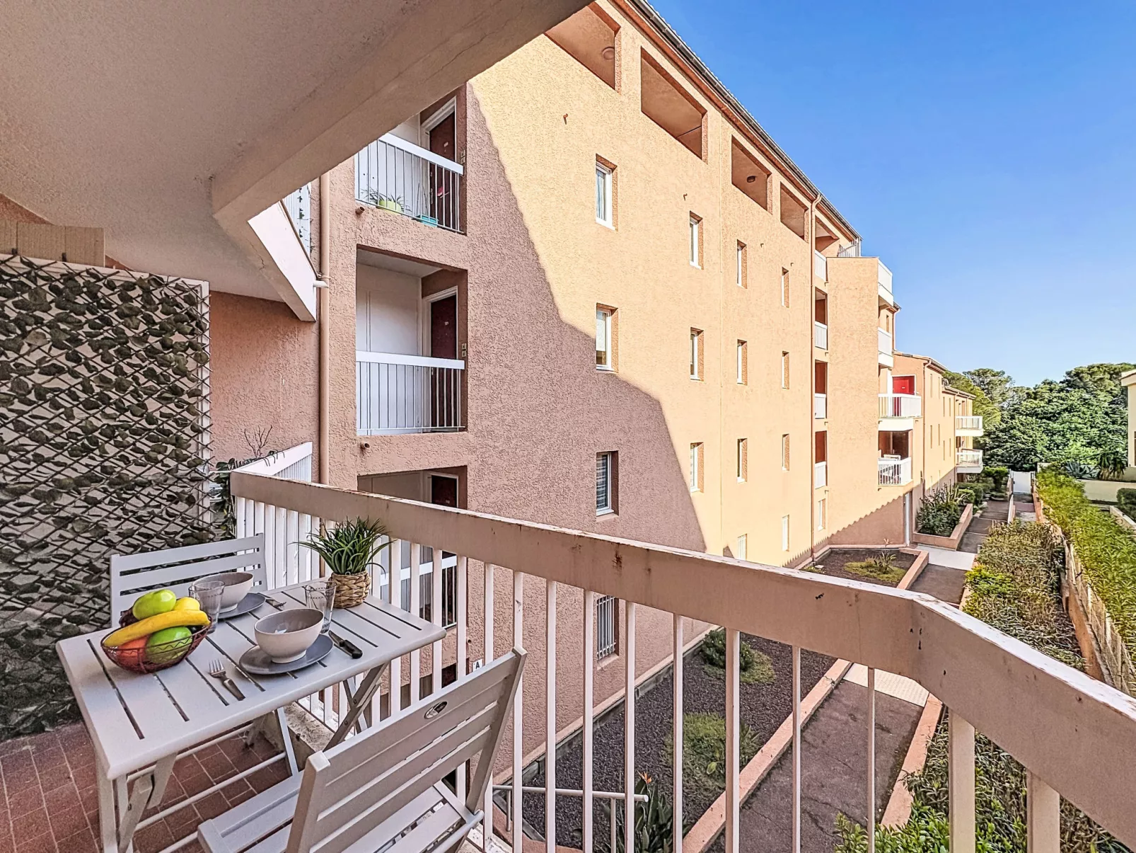 Le Saint François - Outside