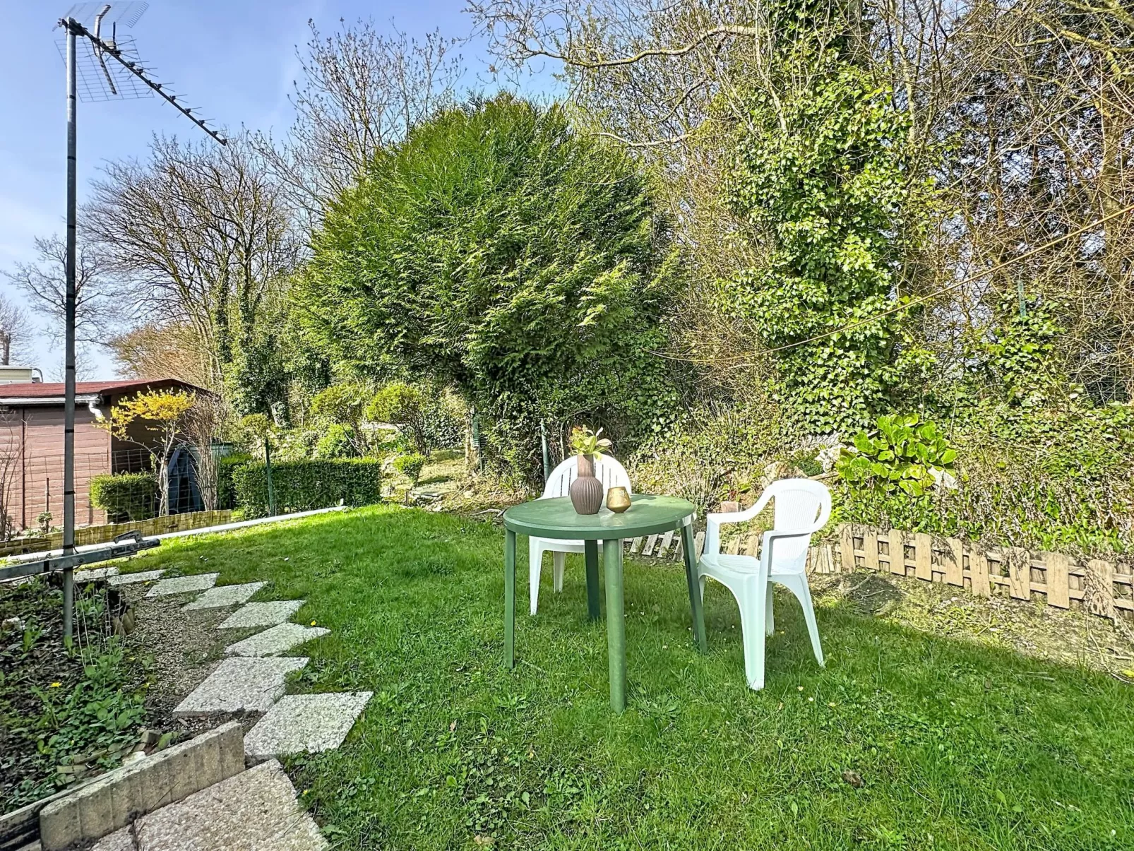 Le Lieu Bill - Outside