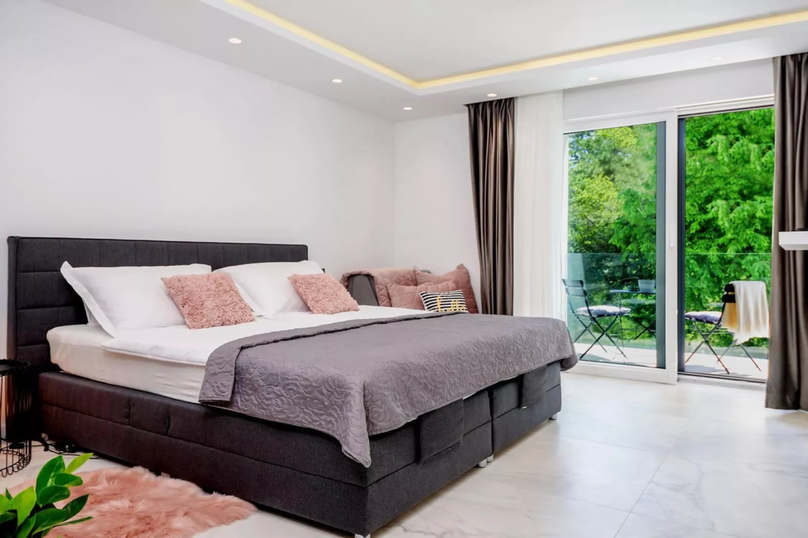 Luxury Villa Velvet Bourbon Split w/ Pool & Tennis - Bedroom