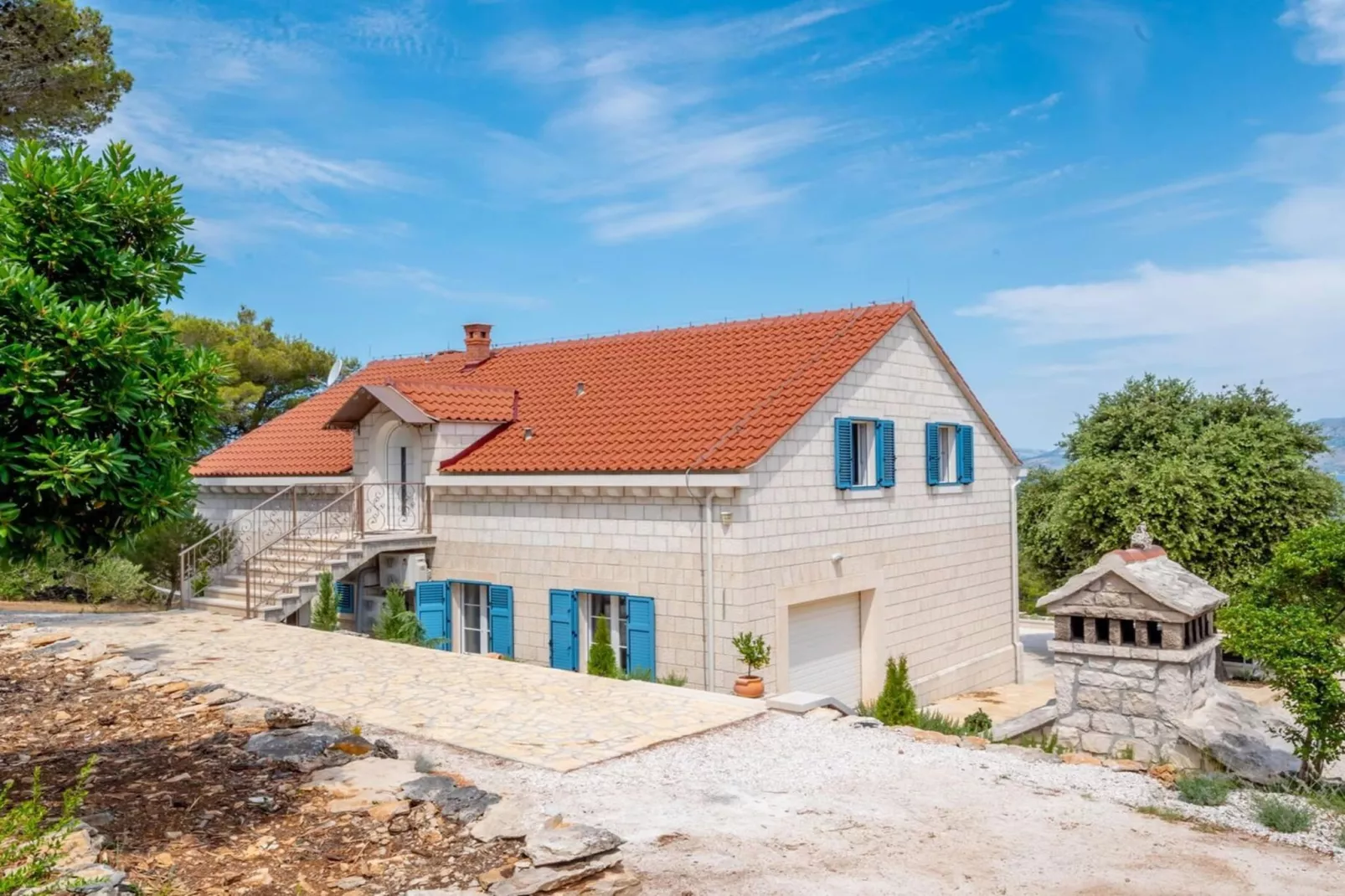 Villa Castello di Pietra Brac with Heated Pool - Außenbereich Sommer