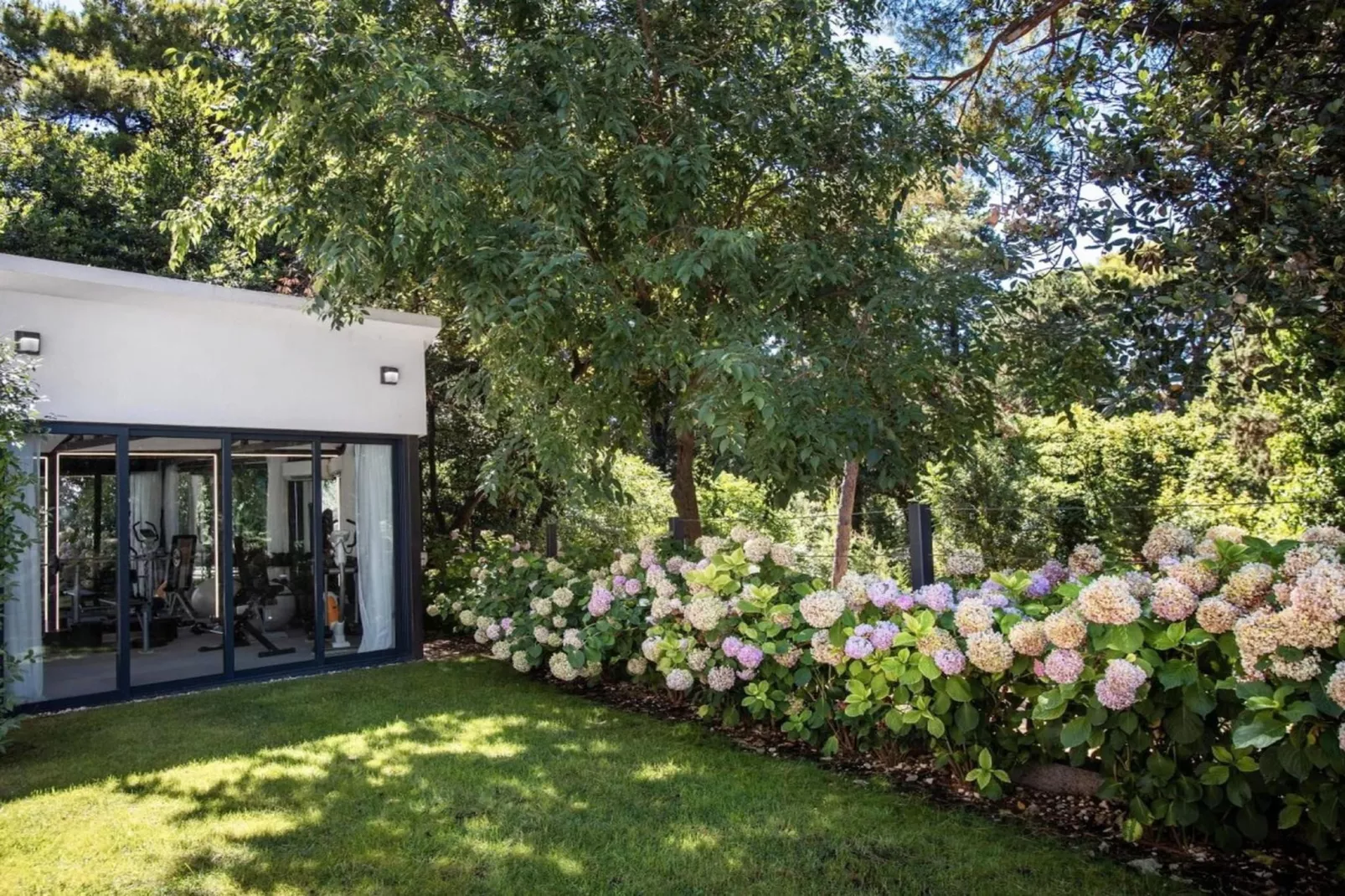 Luxury Villa Velvet Bourbon Split w/ Pool & Tennis - Gardens in summer