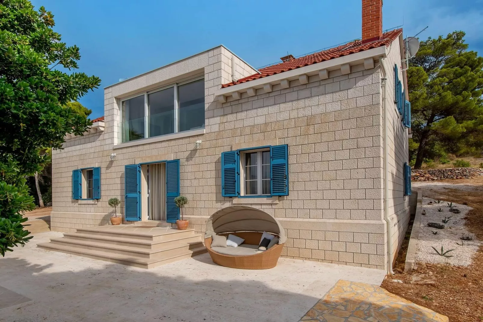 Villa Castello di Pietra Brac with Heated Pool - Außenbereich Sommer