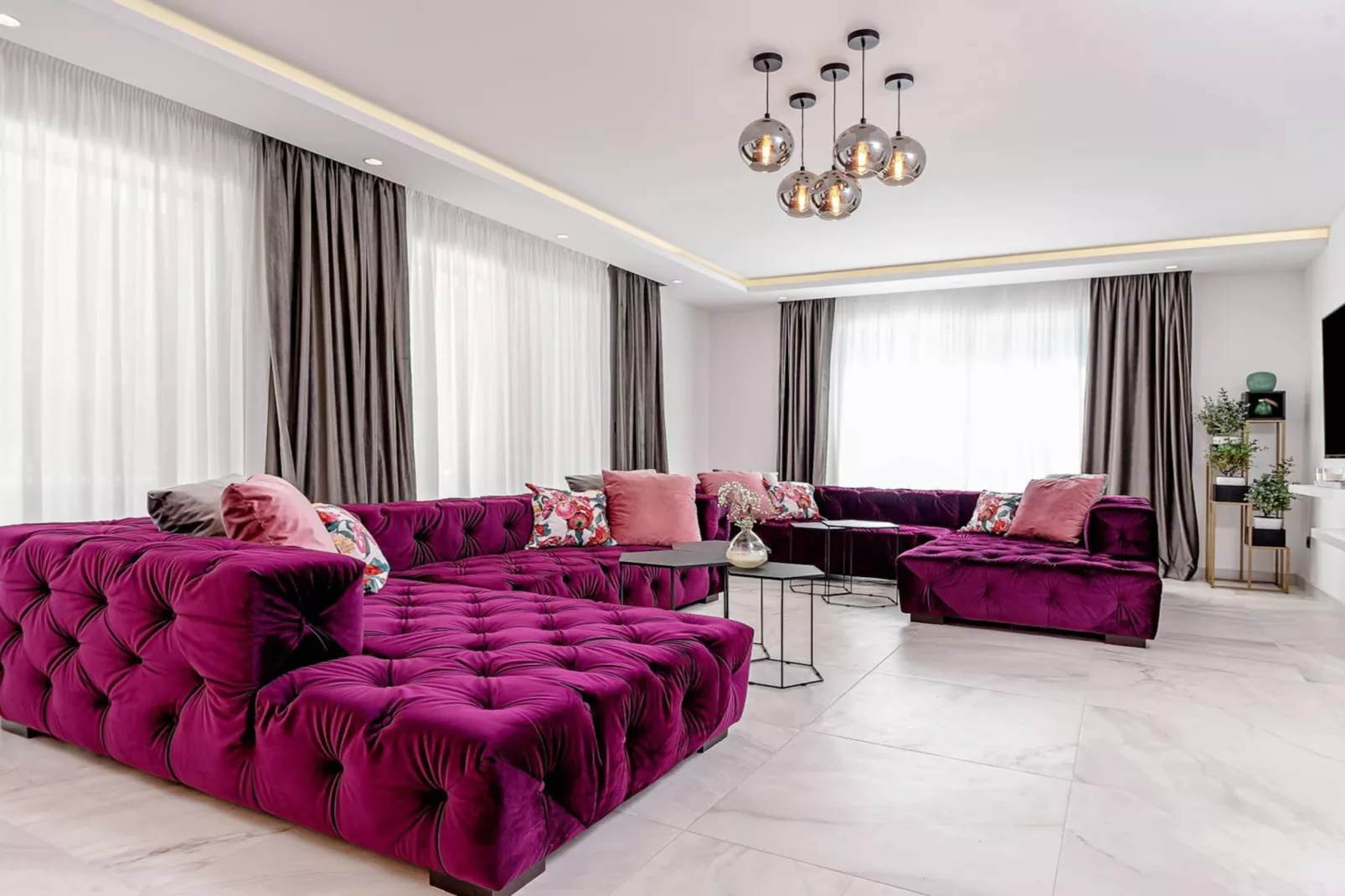 Luxury Villa Velvet Bourbon Split w/ Pool & Tennis - Living room