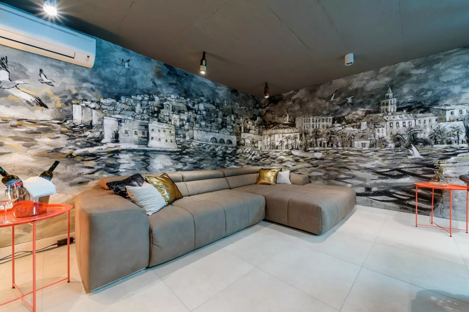 Luxury Villa Velvet Bourbon Split w/ Pool & Tennis - Living room