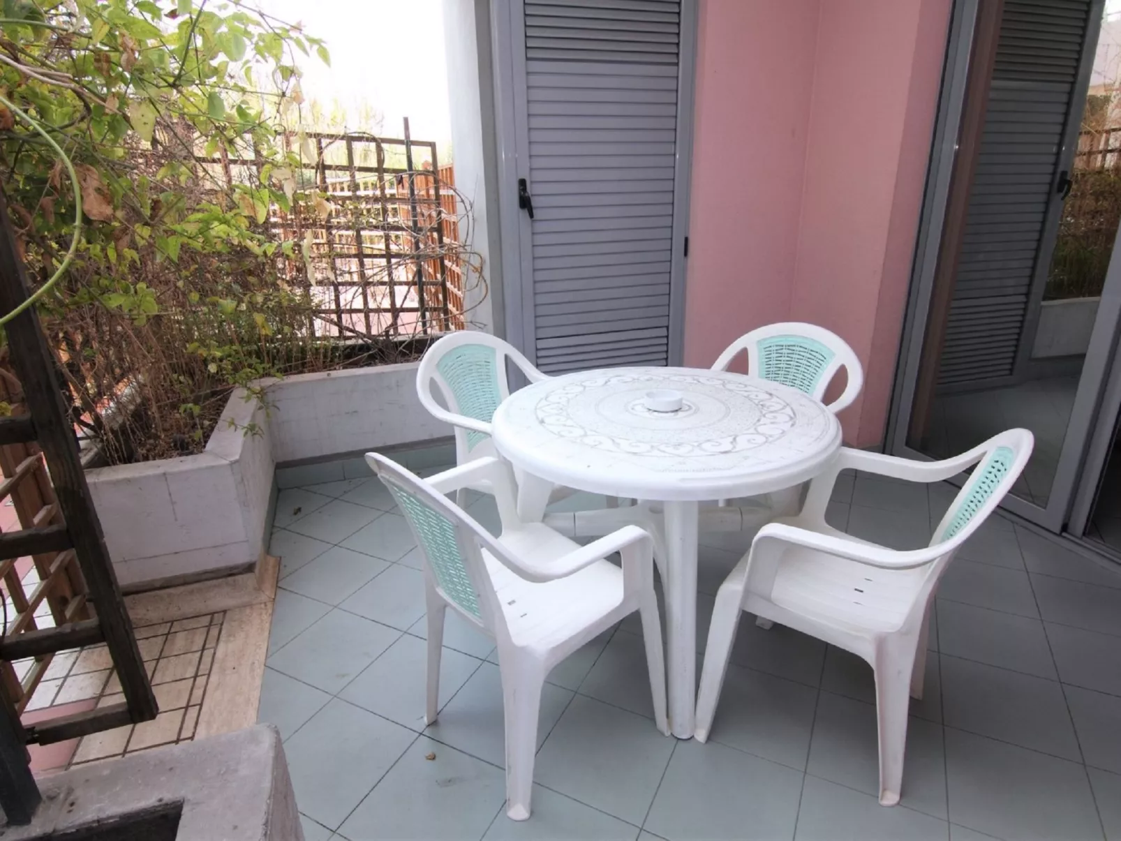 Mediterraneo - Outside