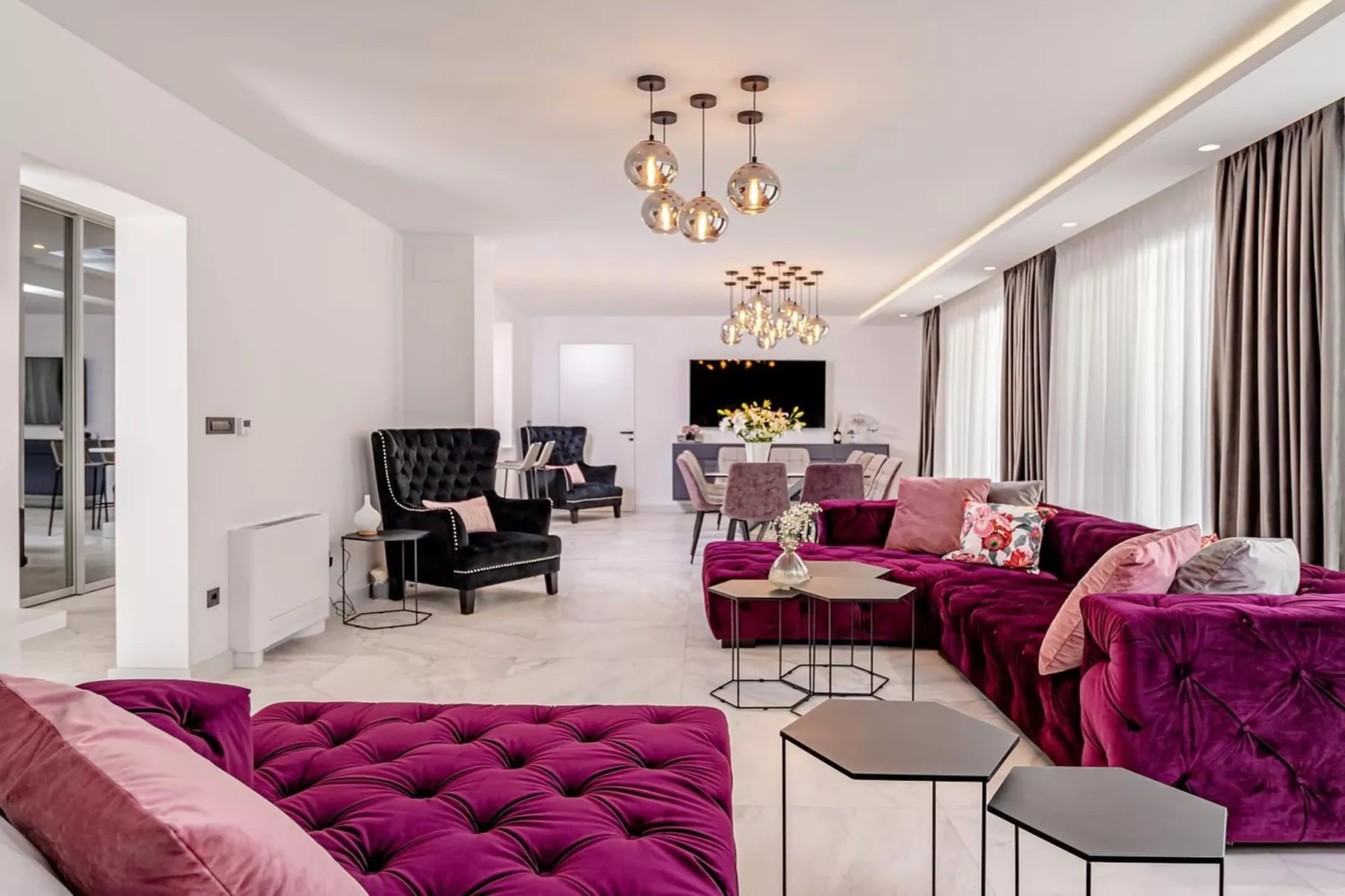 Luxury Villa Velvet Bourbon Split w/ Pool & Tennis - Living room