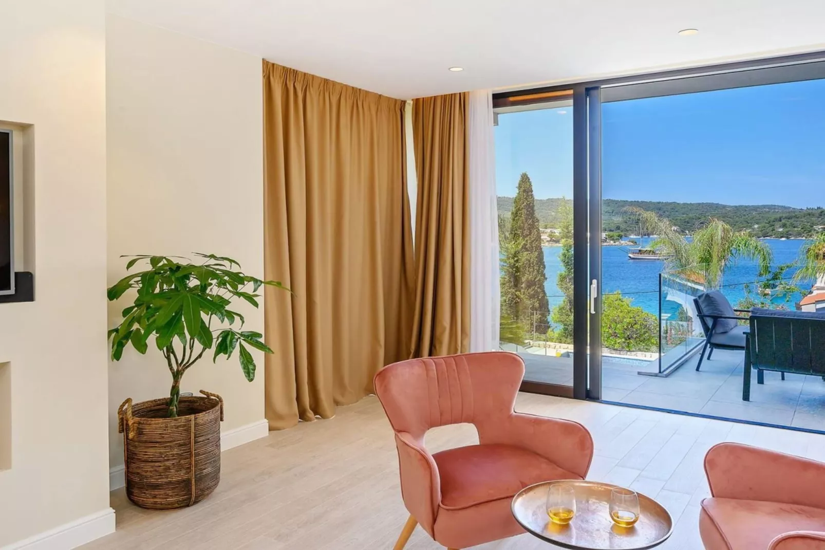 Luxury Seafront Villa Raquel Solta with Pool, Gym - Wohnzimmer